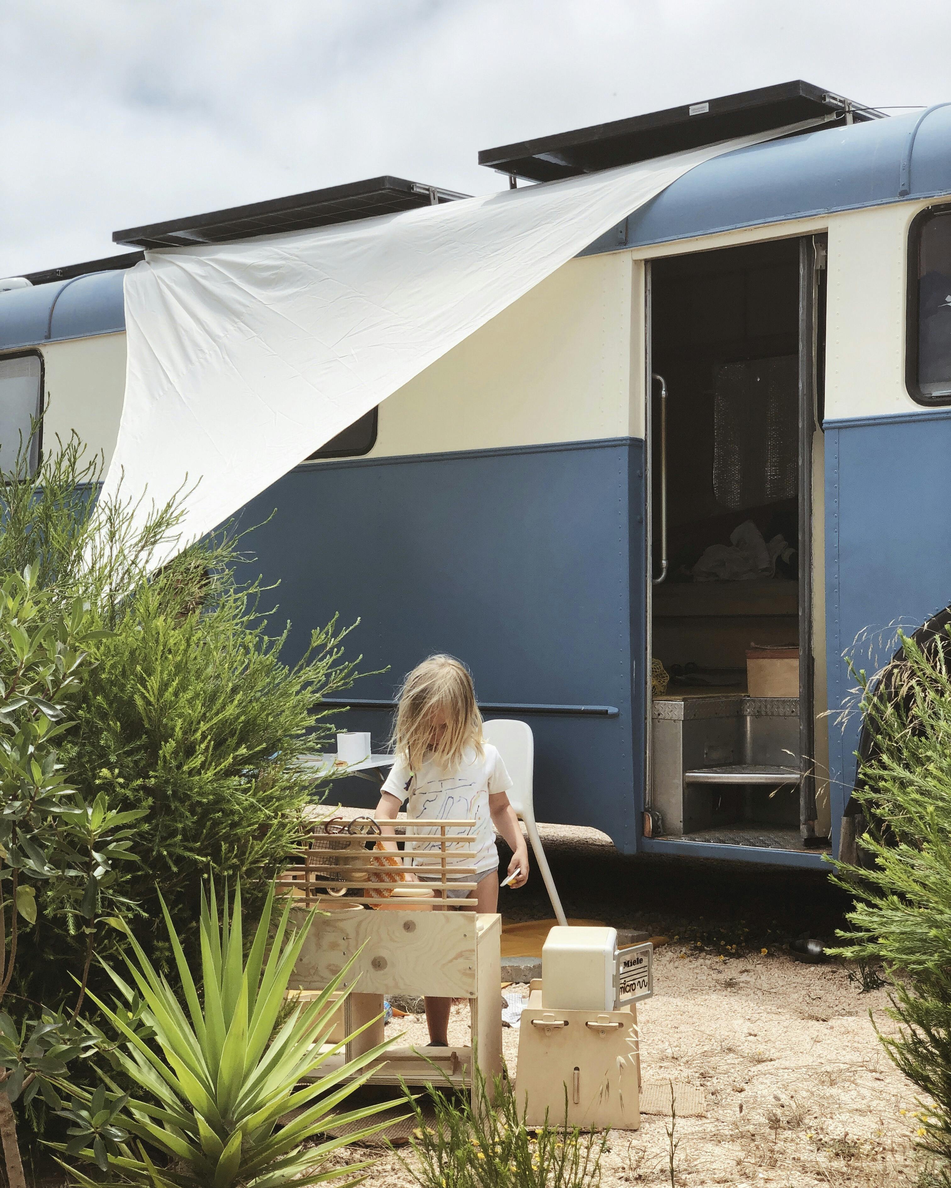 De oude legerbus uit 1963 is nu een 20m2 woning voor het jonge gezin. omgebouwde oude legerbus mobilehome