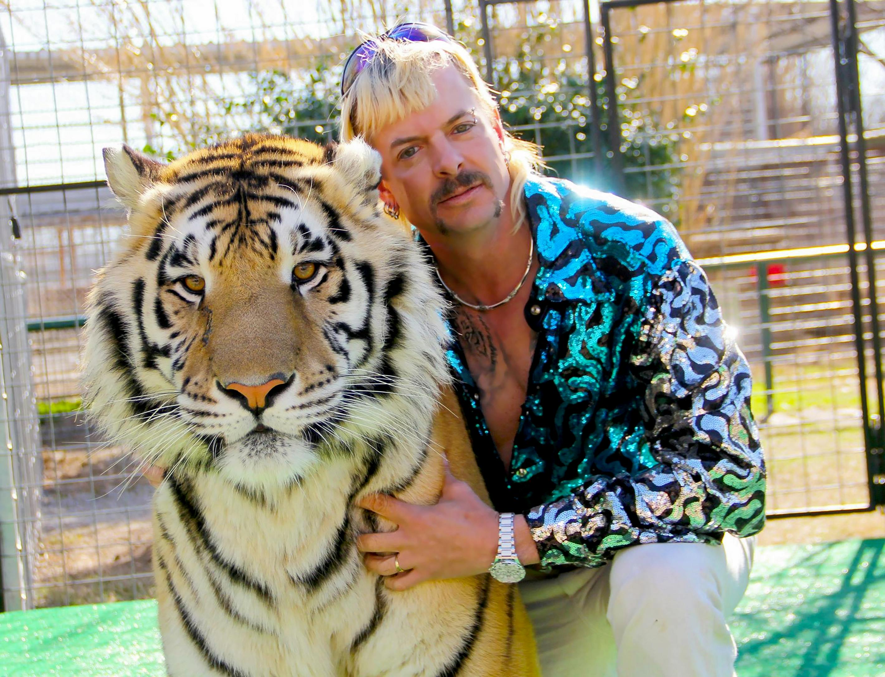 Joe Exotic i Tiger King er næsten lige så vild som sine vilde dyr. Mand i pailletter med stor tiger