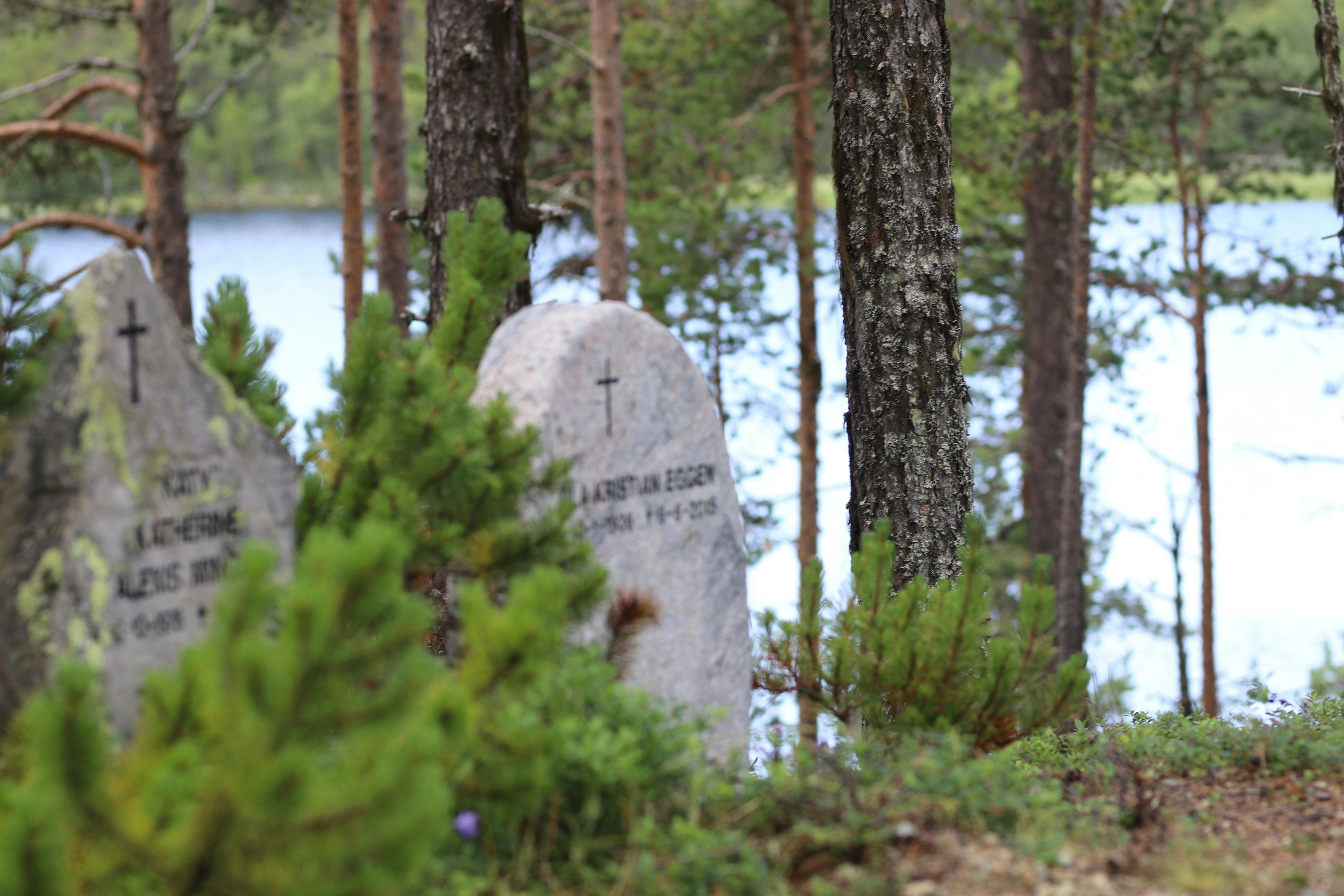Espedalen Fjellkirke kirkegård ligger i naturlige omgivelser