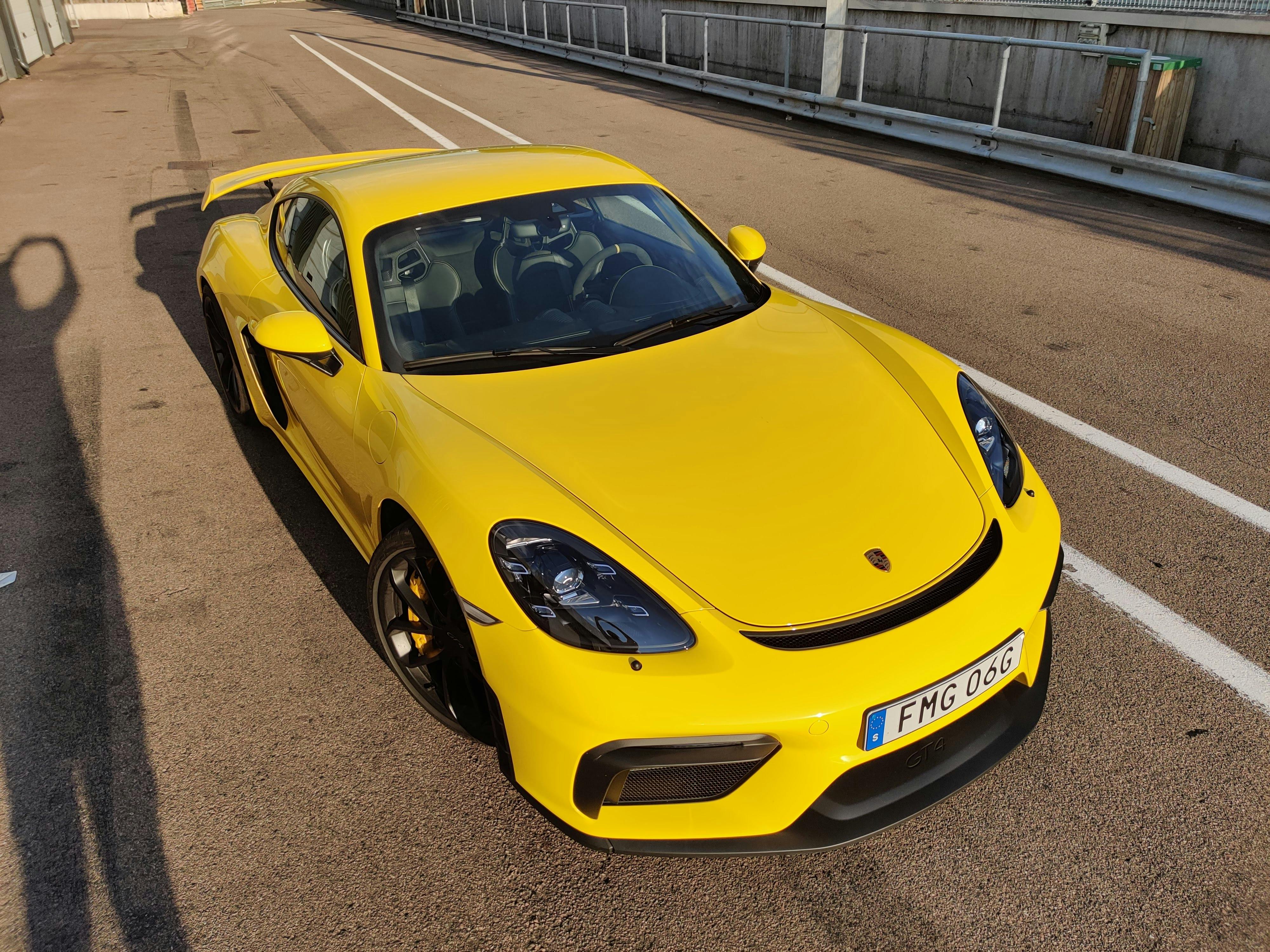 Porsche 718 Cayman GT4 gul