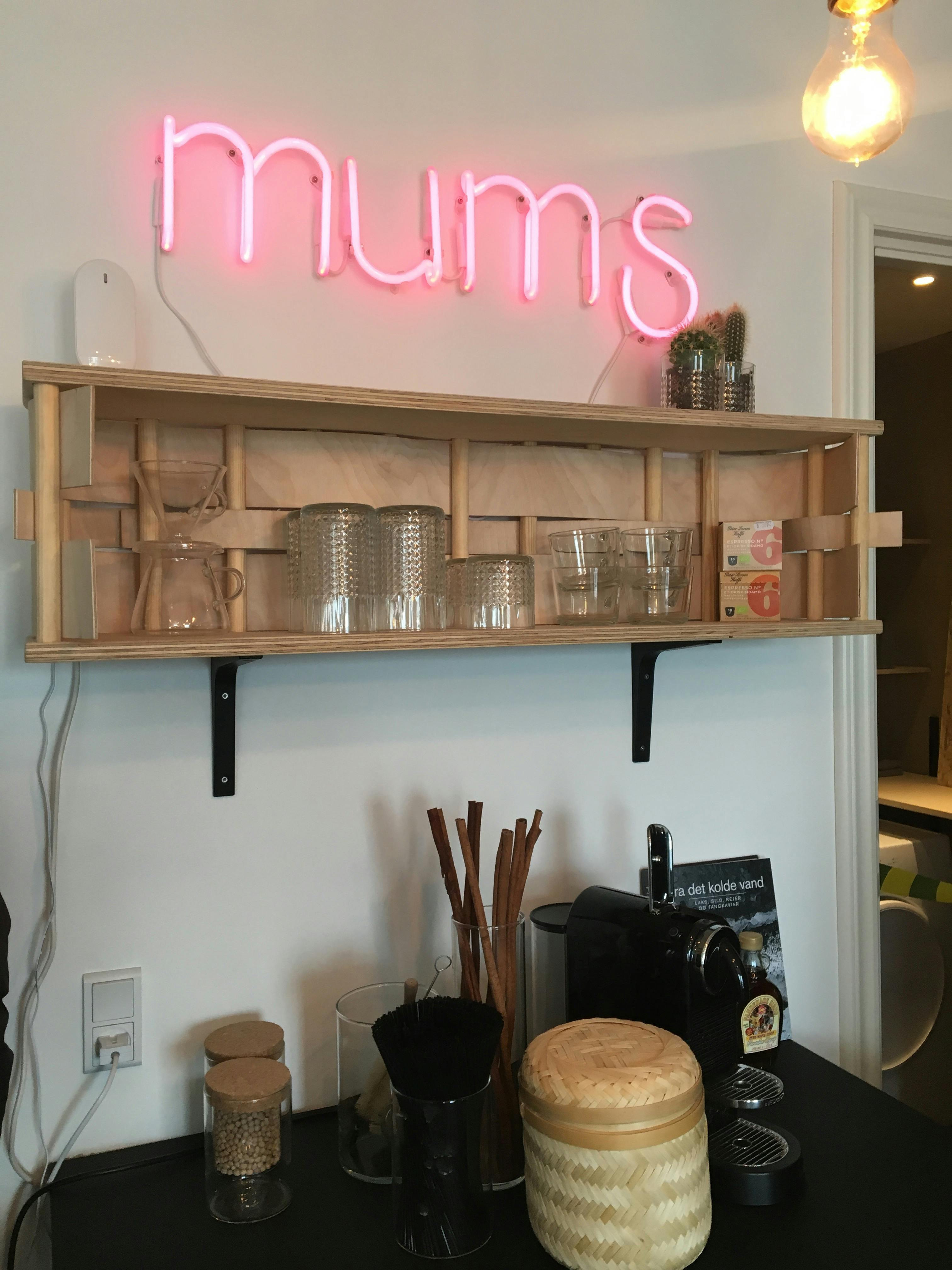 Nybyggerne køkken neon neonskilt mums Bolette & Jimmi