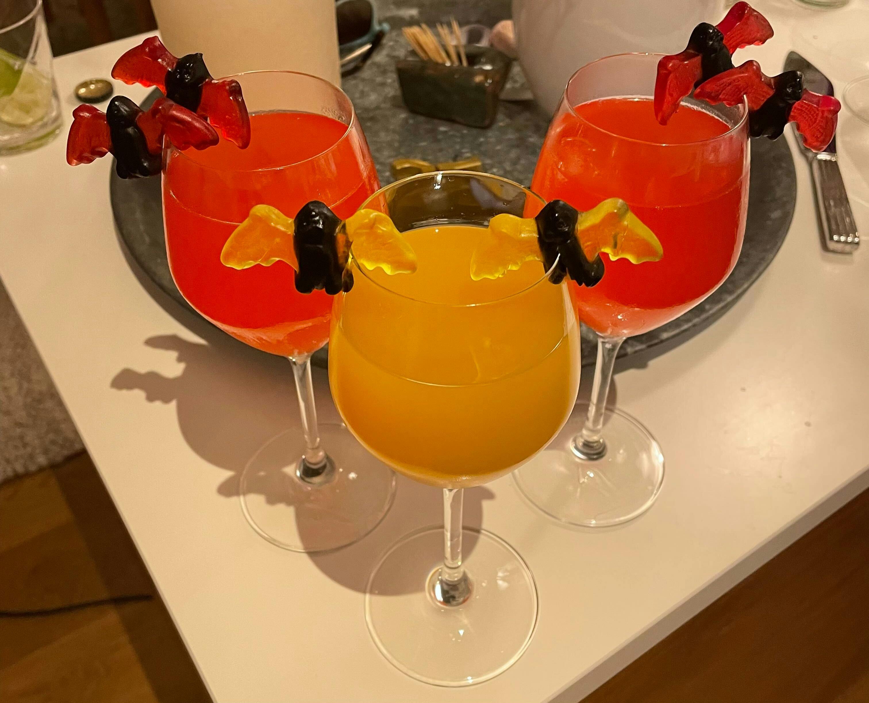 Åhhh denne flagermusdrink giver os lyst til Haribo-slik! flagermus drink halloween drinks røde drinks