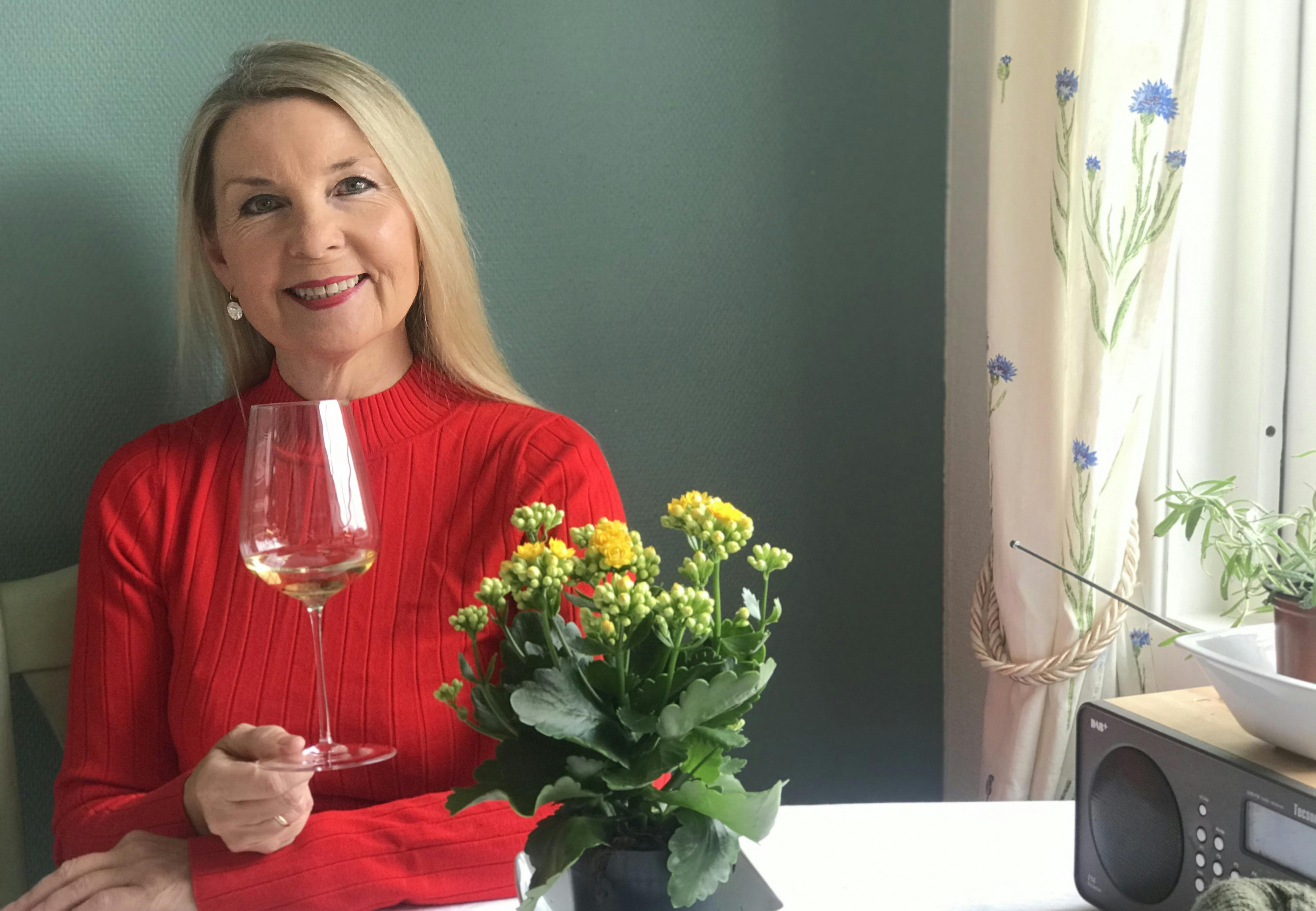 Taras vinekspert og sommelier Gunnhild Bjørnsti med et glass chenin blanc