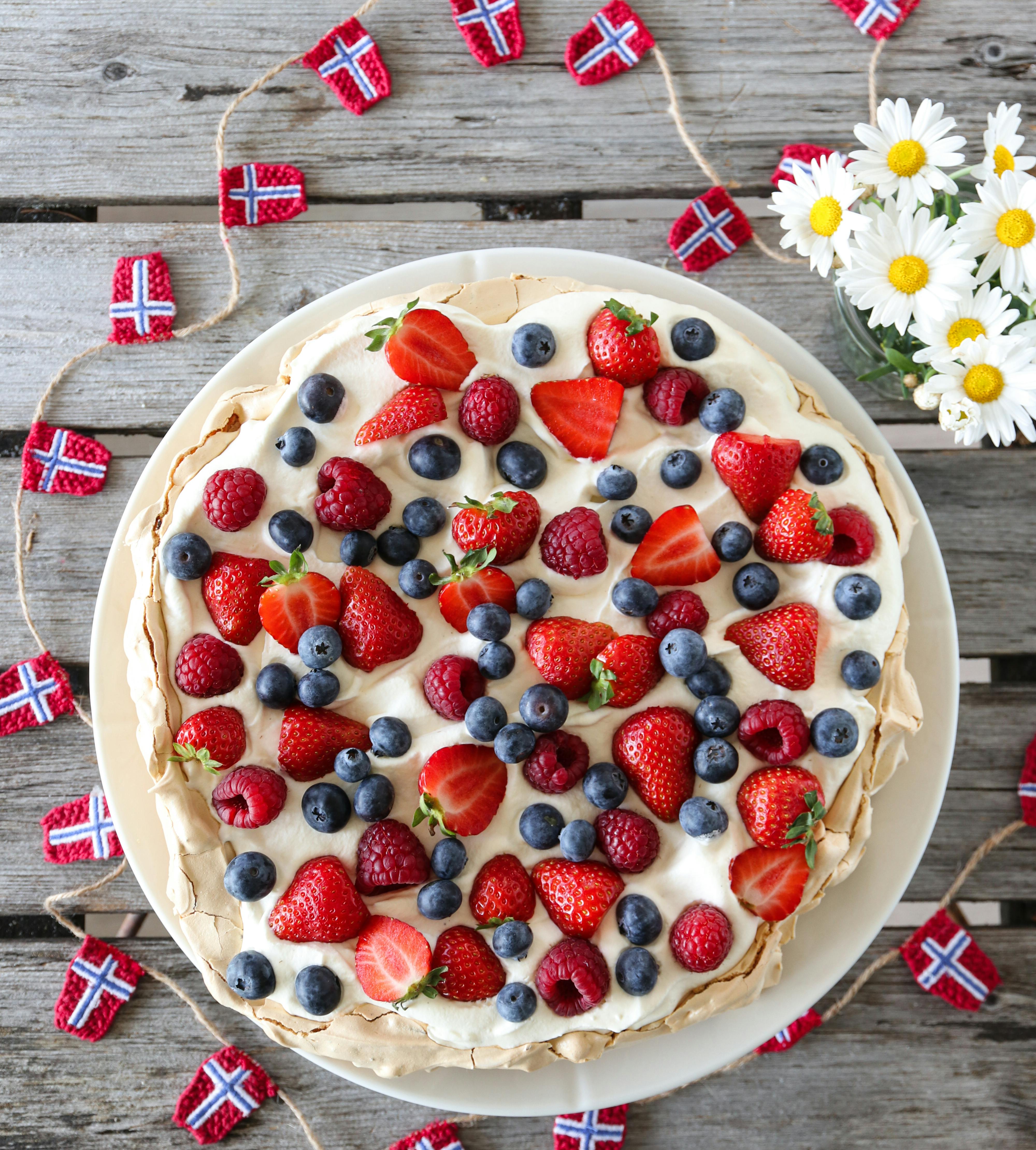 17 mai pavlova med jordbær blåbær bringebær