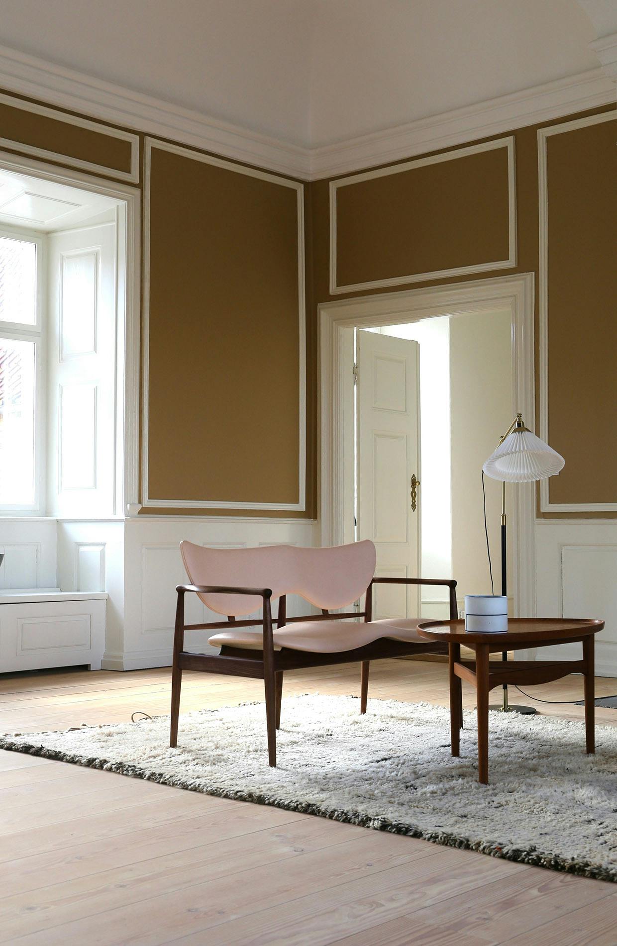 "48 Sofabænk" (1948). Materialer: Stel i teak/eg, valnød. Polstring i stof eller læder. Mål: B 125 cm x D 63 cm x H 80 cm. Vejl. pris: Fra: 53.631 kr. House of Finn Juhl møbler dansk design 48-serien sofabænk
