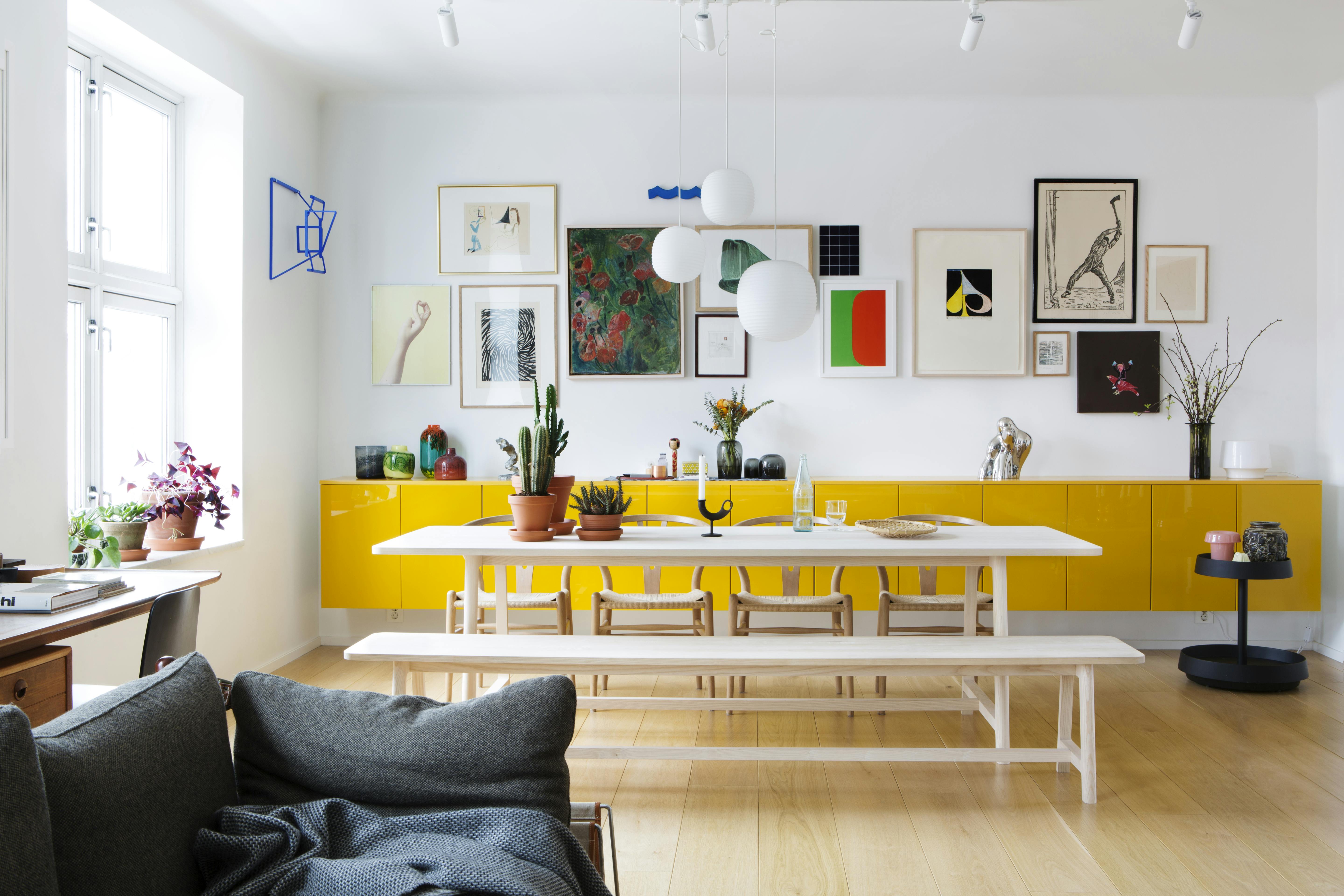 FARGERIK STUE: gul skjenk fra Ikea