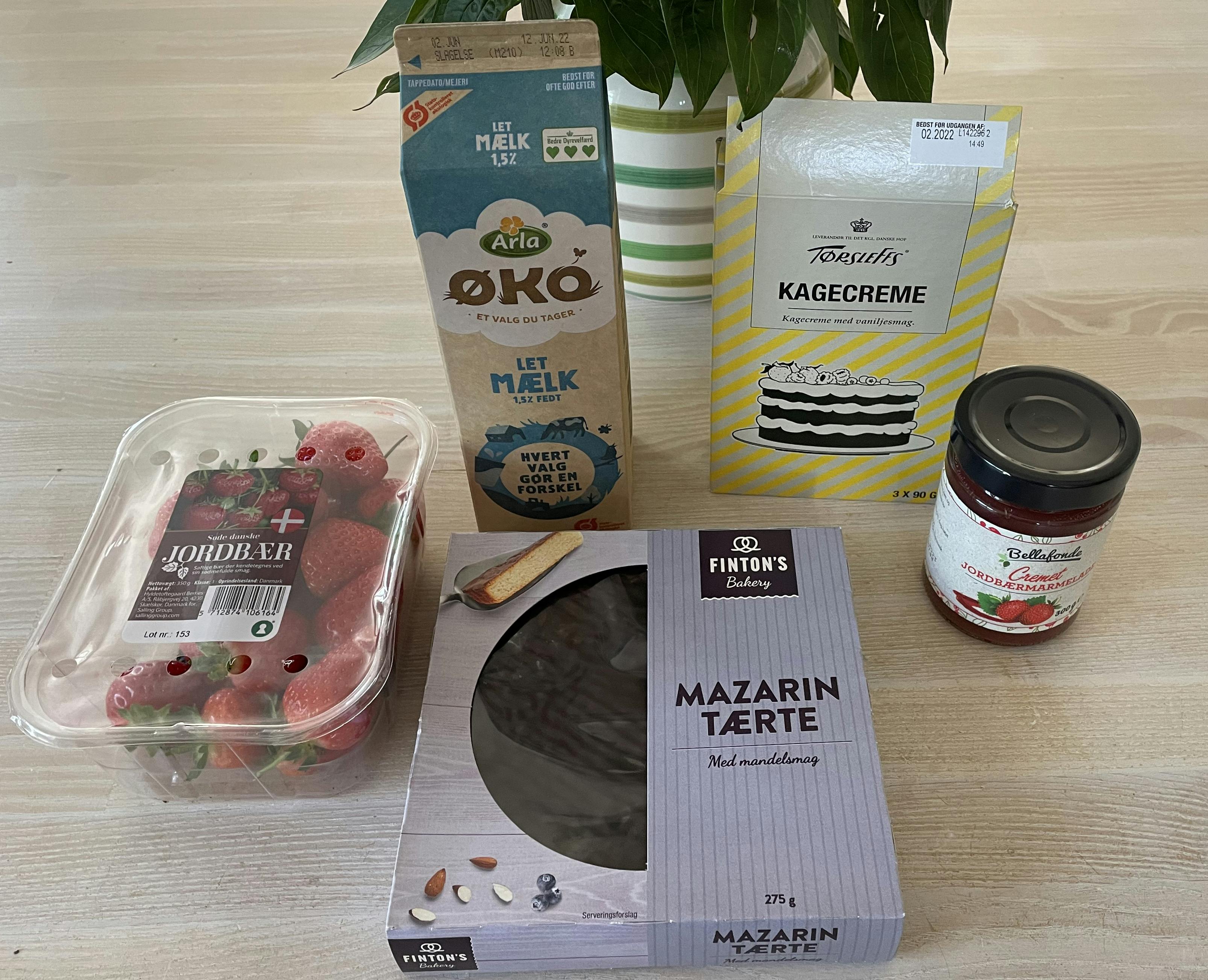 Når du har dine ingredienser, er det bare at komme i gang! Ingredienser til jordbærtærte