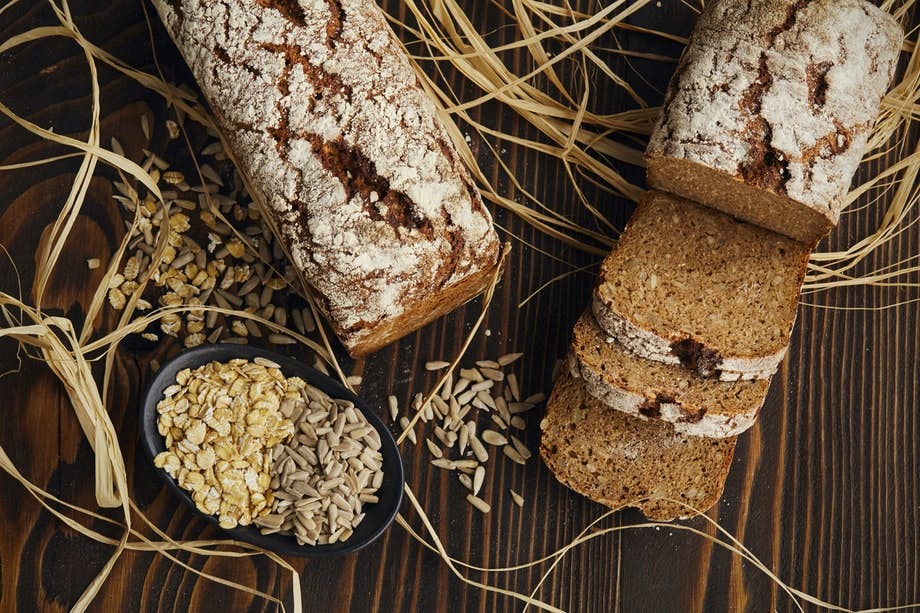 Huolehdi täysjyvän saannista Kaurahiutaleita ja ruisleipää