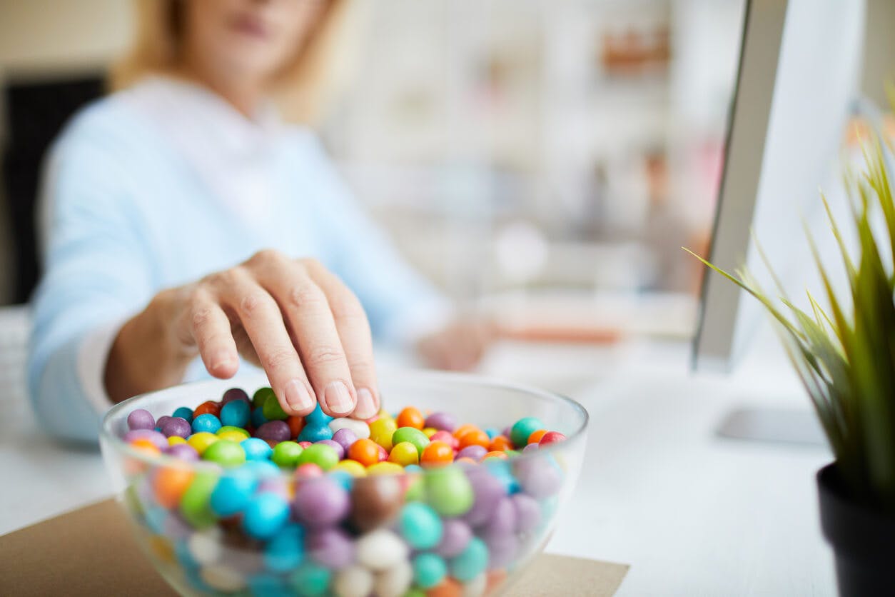 Lokker slikskålen mere end vanligt? kvinder rækker ud efter skål med m&ms