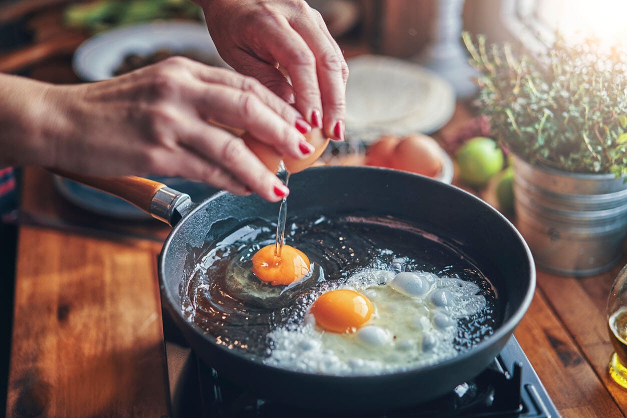 Ägg är en bra källa till protein. Ägg som tillagas i en stekpanna