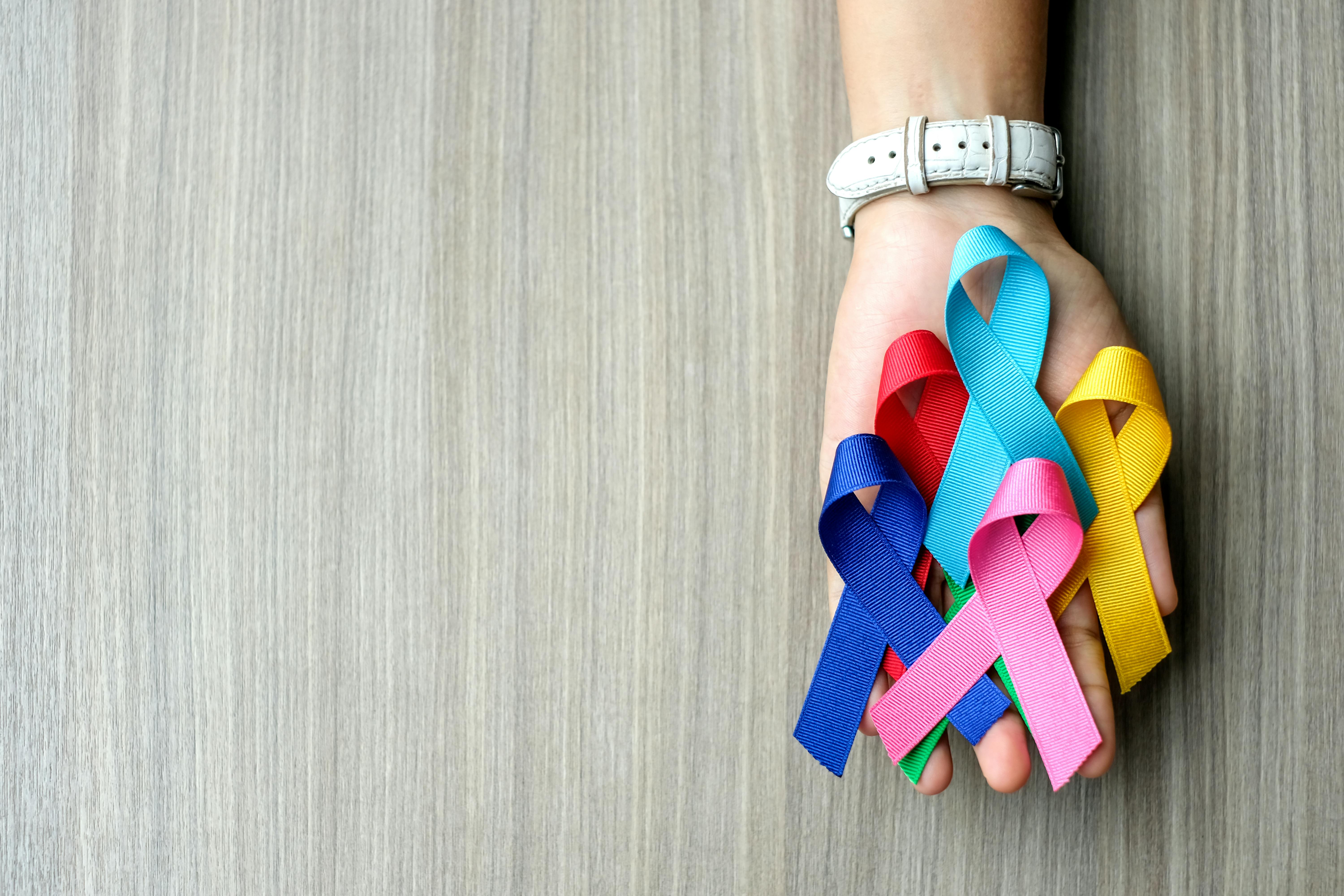 Var uppmärksam på cancersymptom Band för att ge pengar till cancerforskning