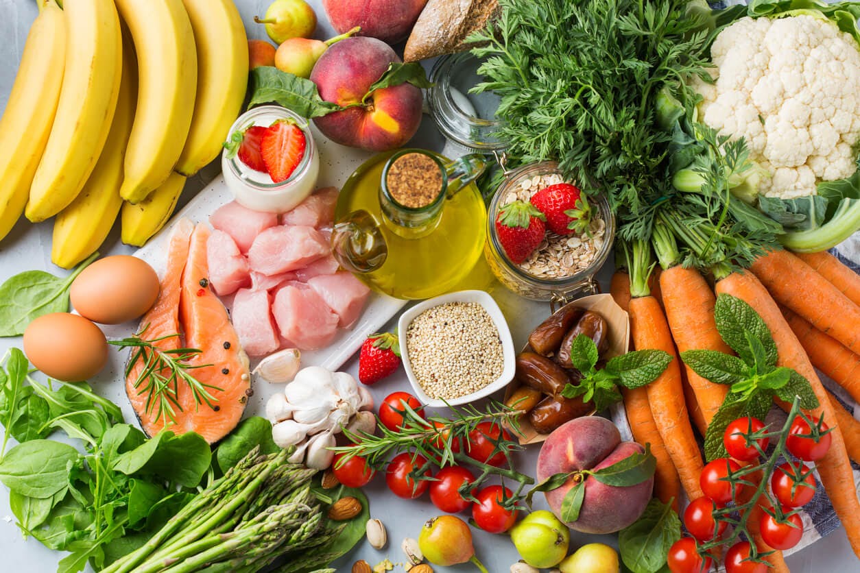 Vitaminer og mineraler er afgørende for dit helbred bananer, fisk, grønsager og andre sunde madvarer