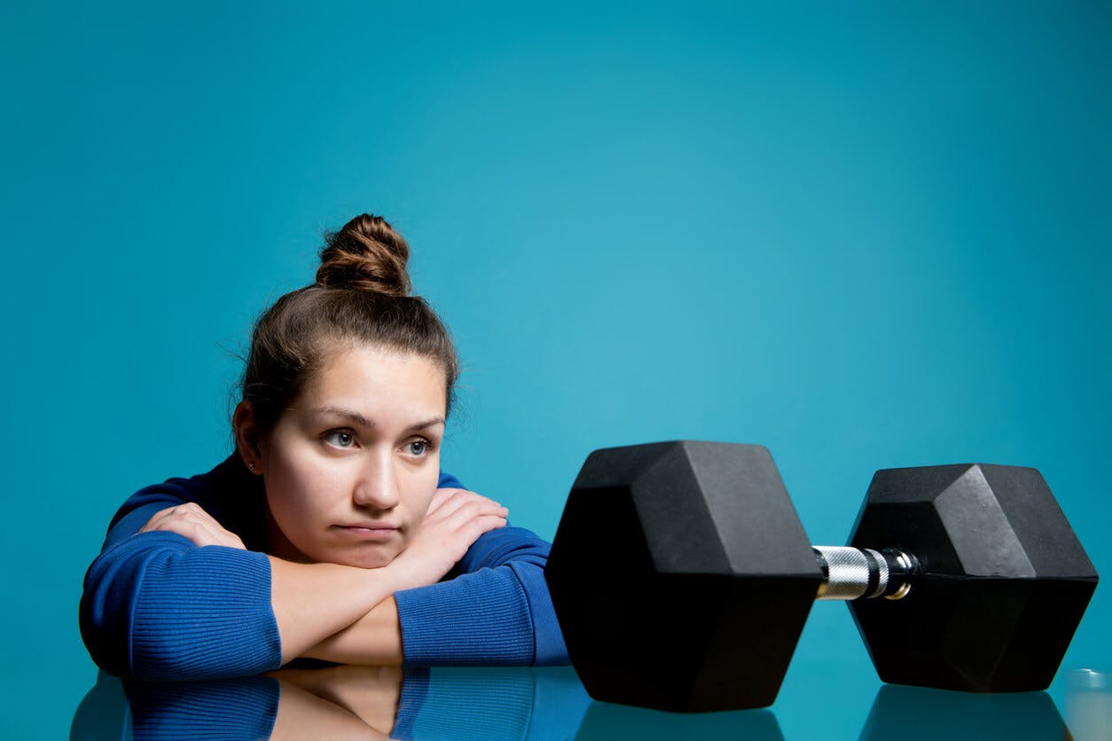 Kvinde kigger på dumbbell