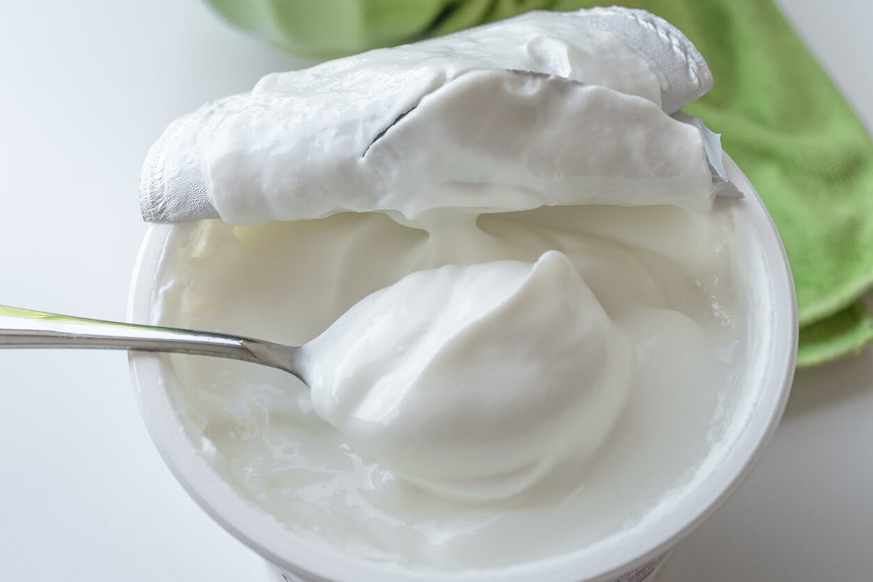 Græsk yoghurt: Skål med græsk yoghurt på bord