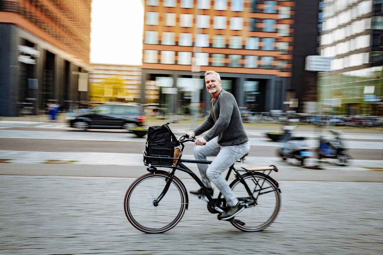 Hop på cyklen, så ofte du kan. Midaldrende mand på cykel