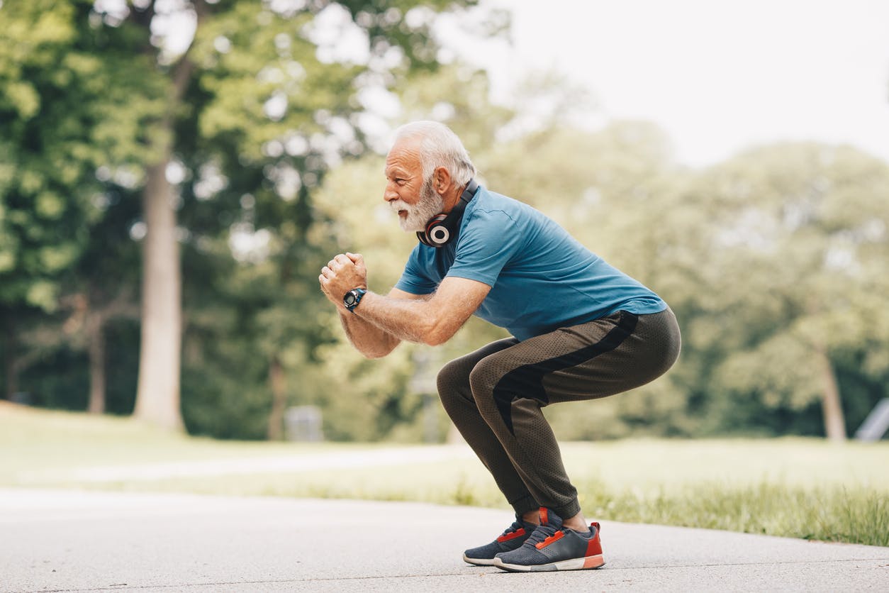 Ældre man squatter udendørs