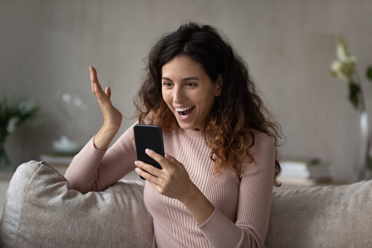 Kvinnor blir entusiastiska över sociala medier