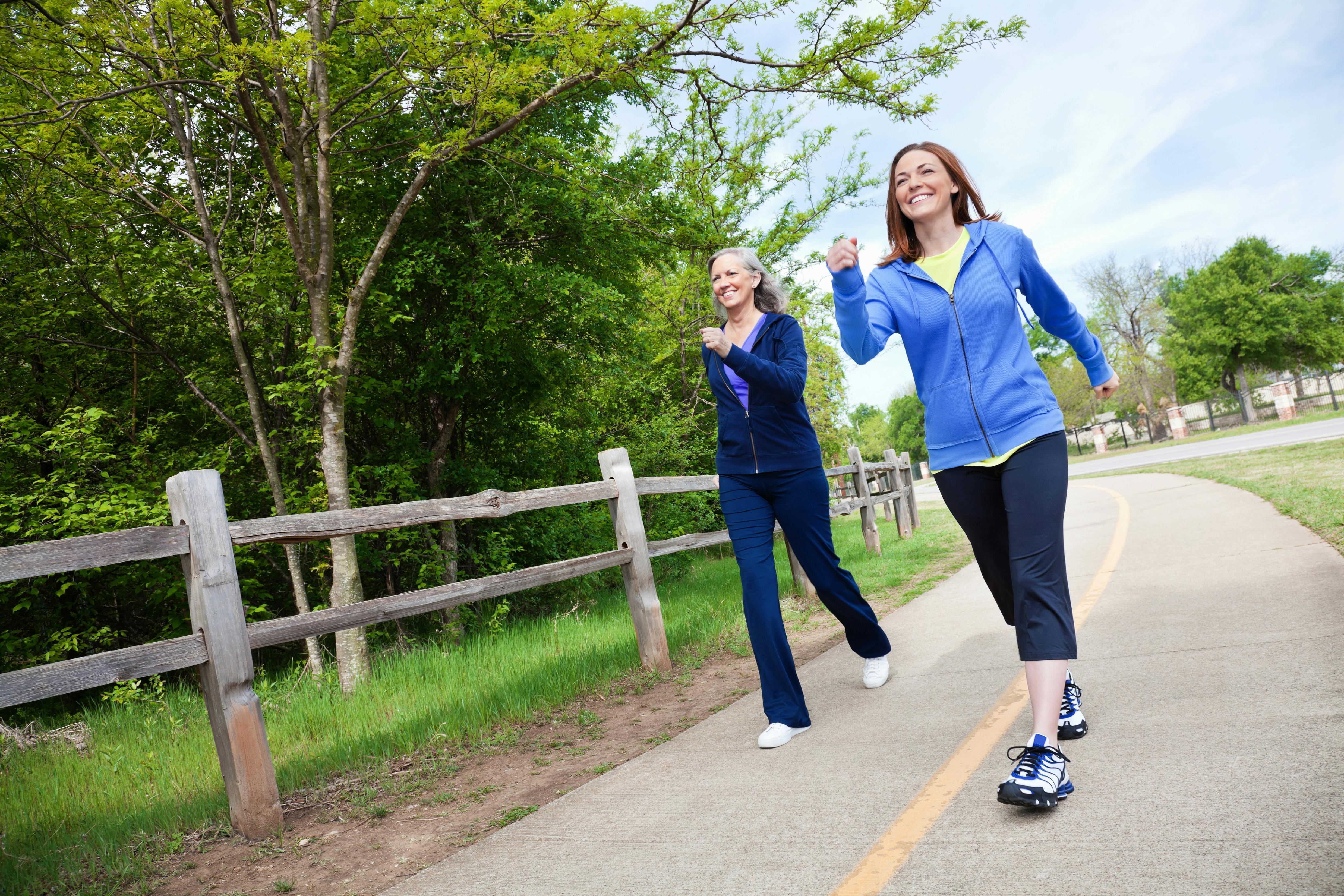 To kvinder power walker i naturen