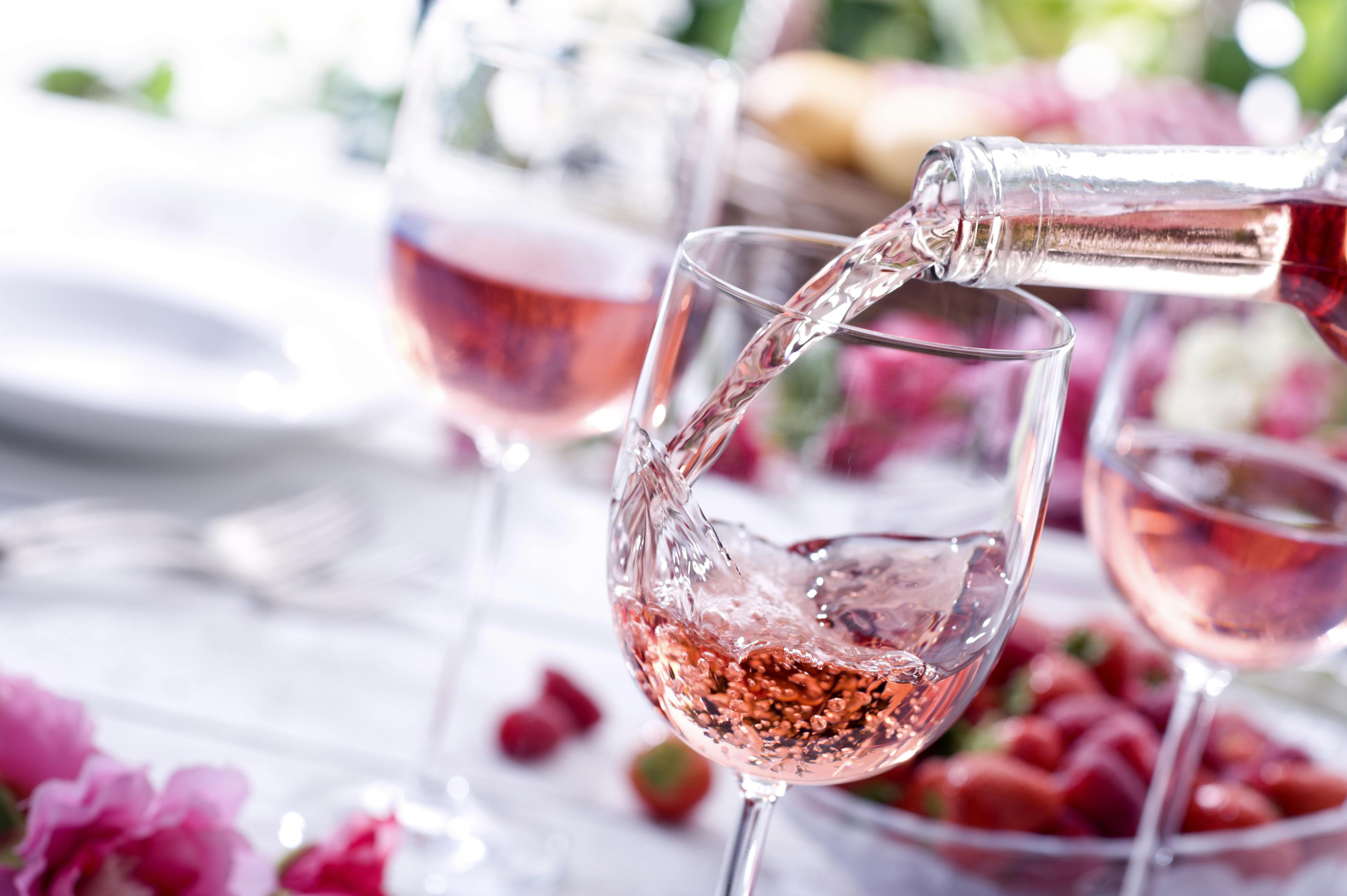 Iskoldt og bare lækkert. Rosévin bliver hældt op i vinglas