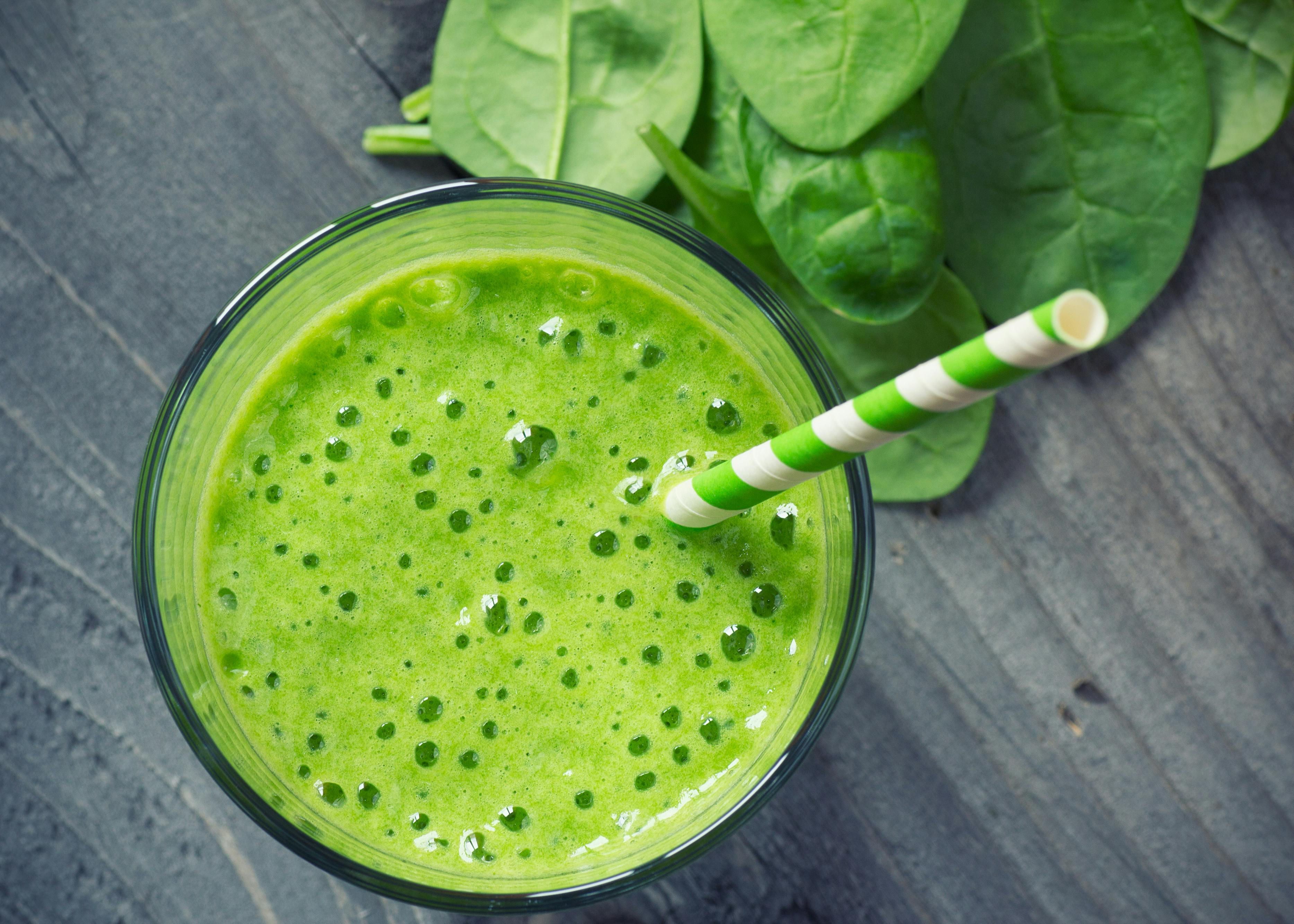Grøn smoothie med sugerør