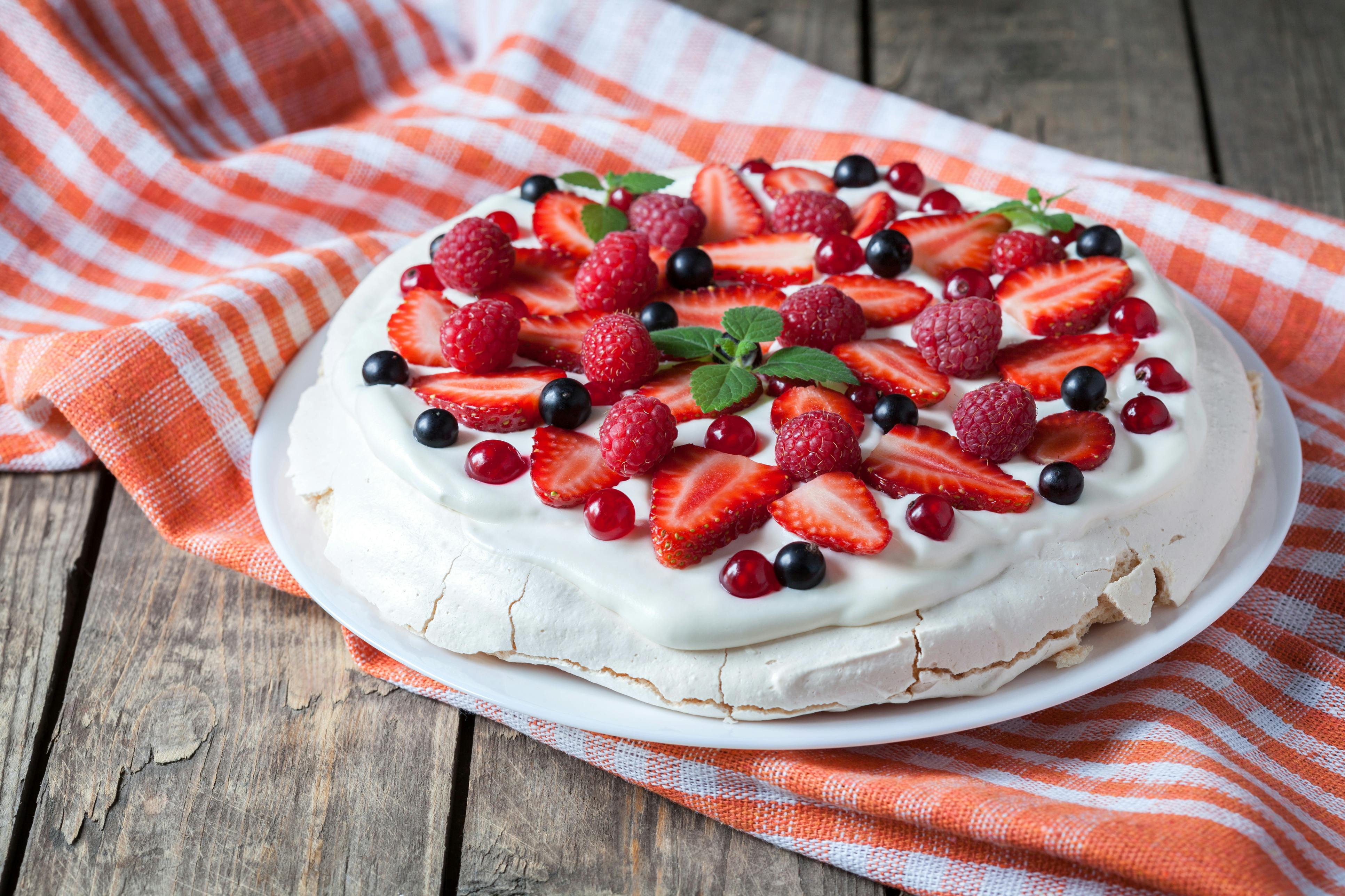 Pavlova med creme og bær