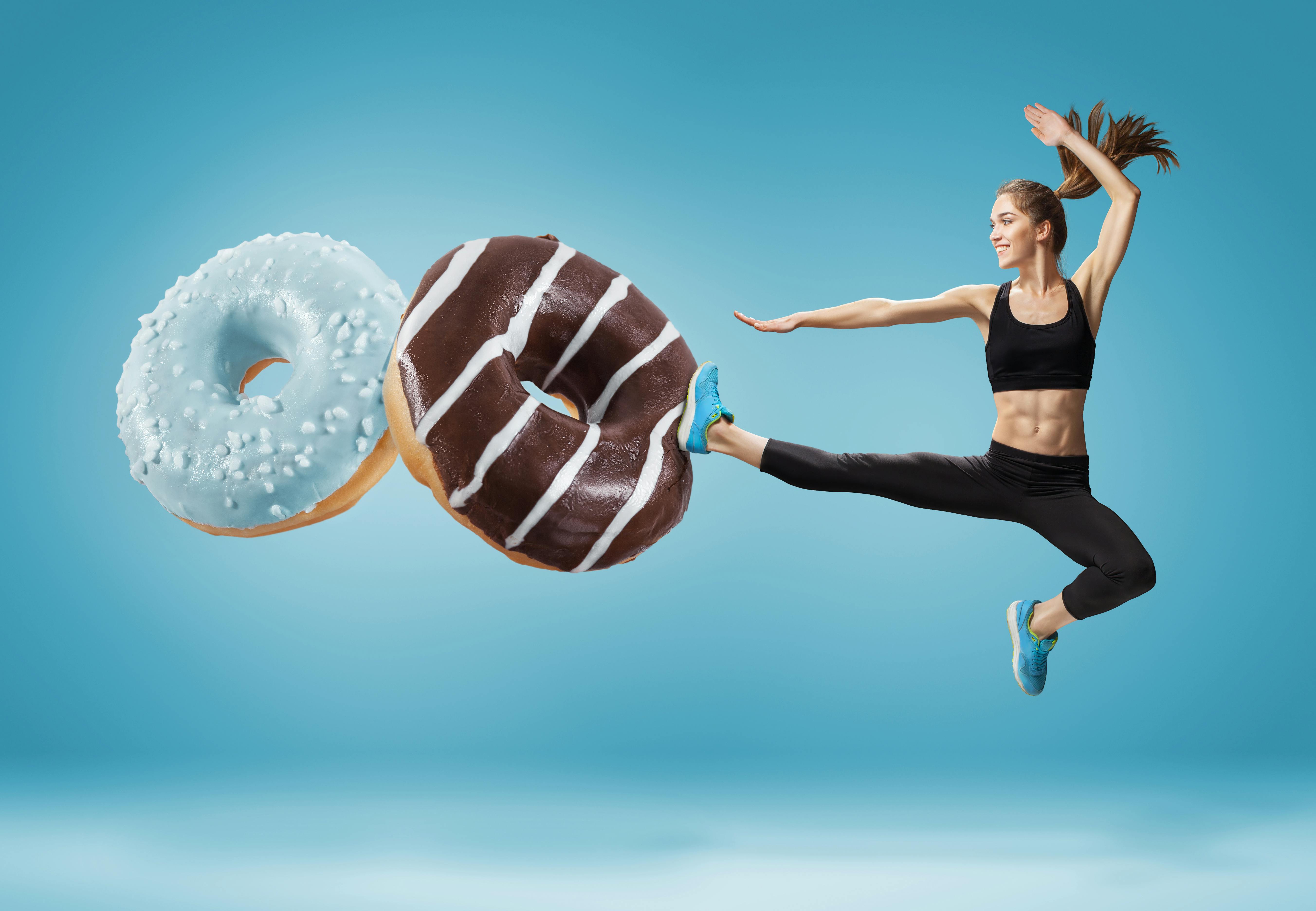 Vil du være sukkerfri? kvinde sparker til to doughnuts