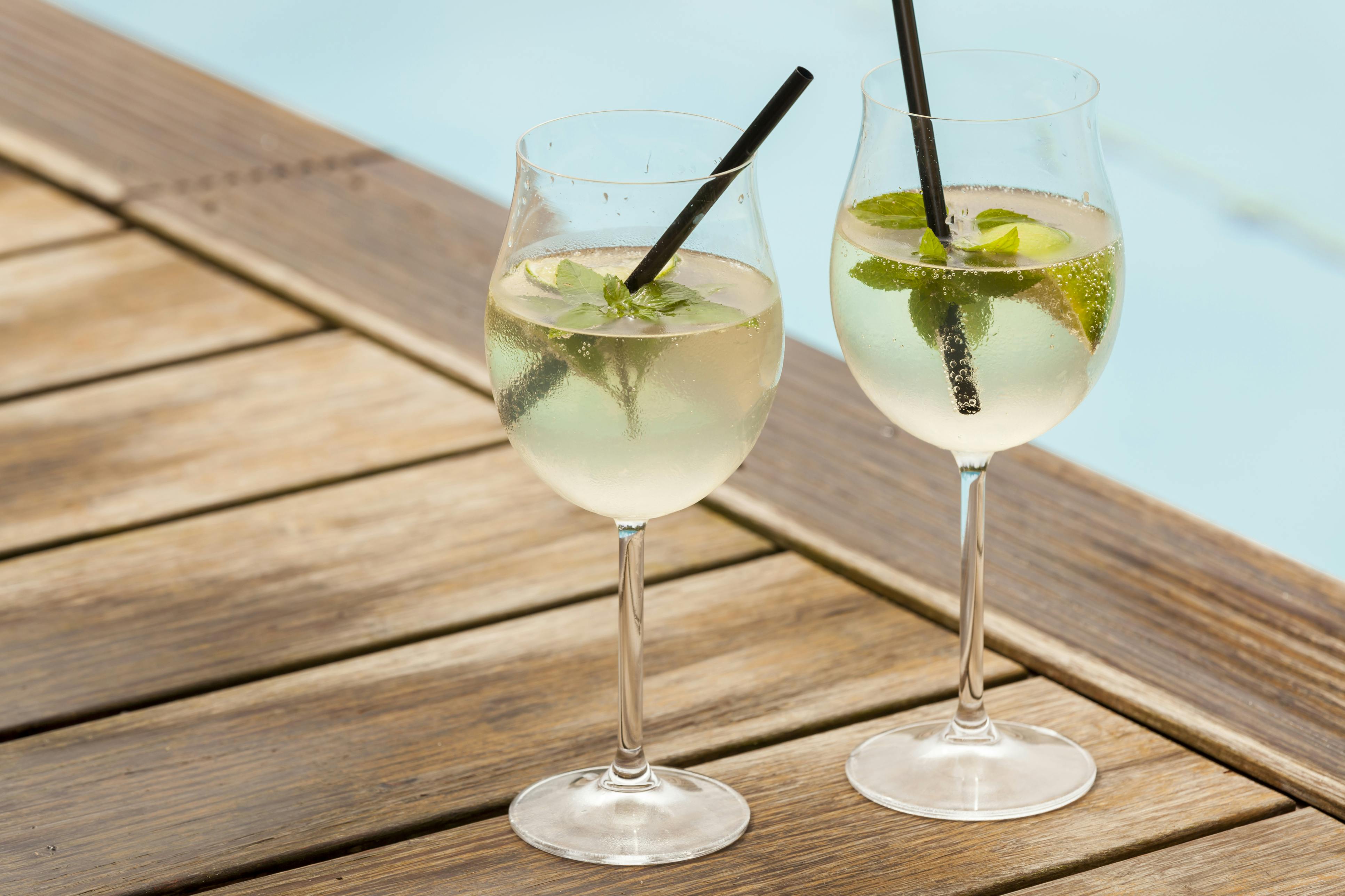 hyldeblomstdrinks med sugerør og mynte