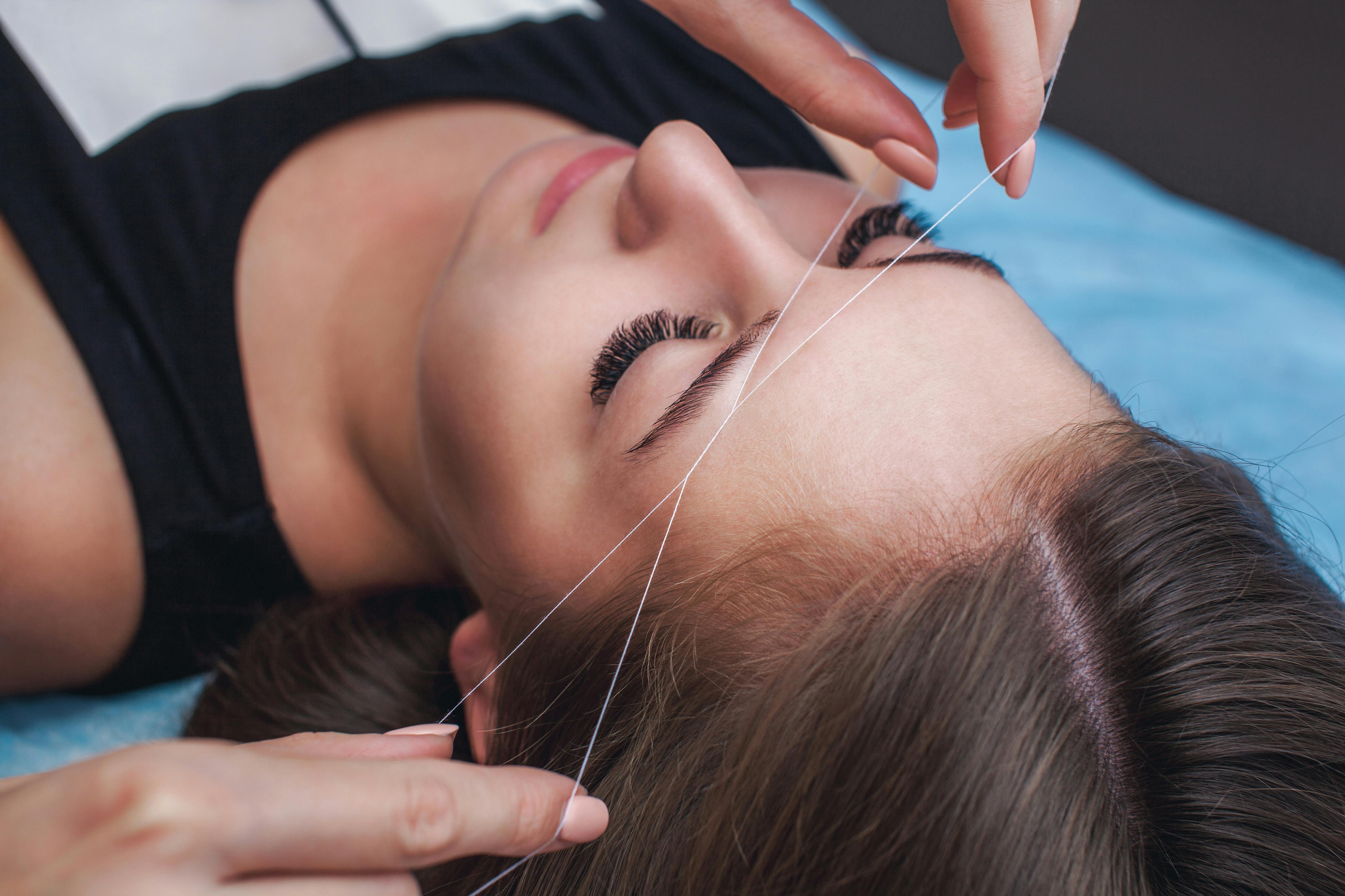 Fjerne hår med threading