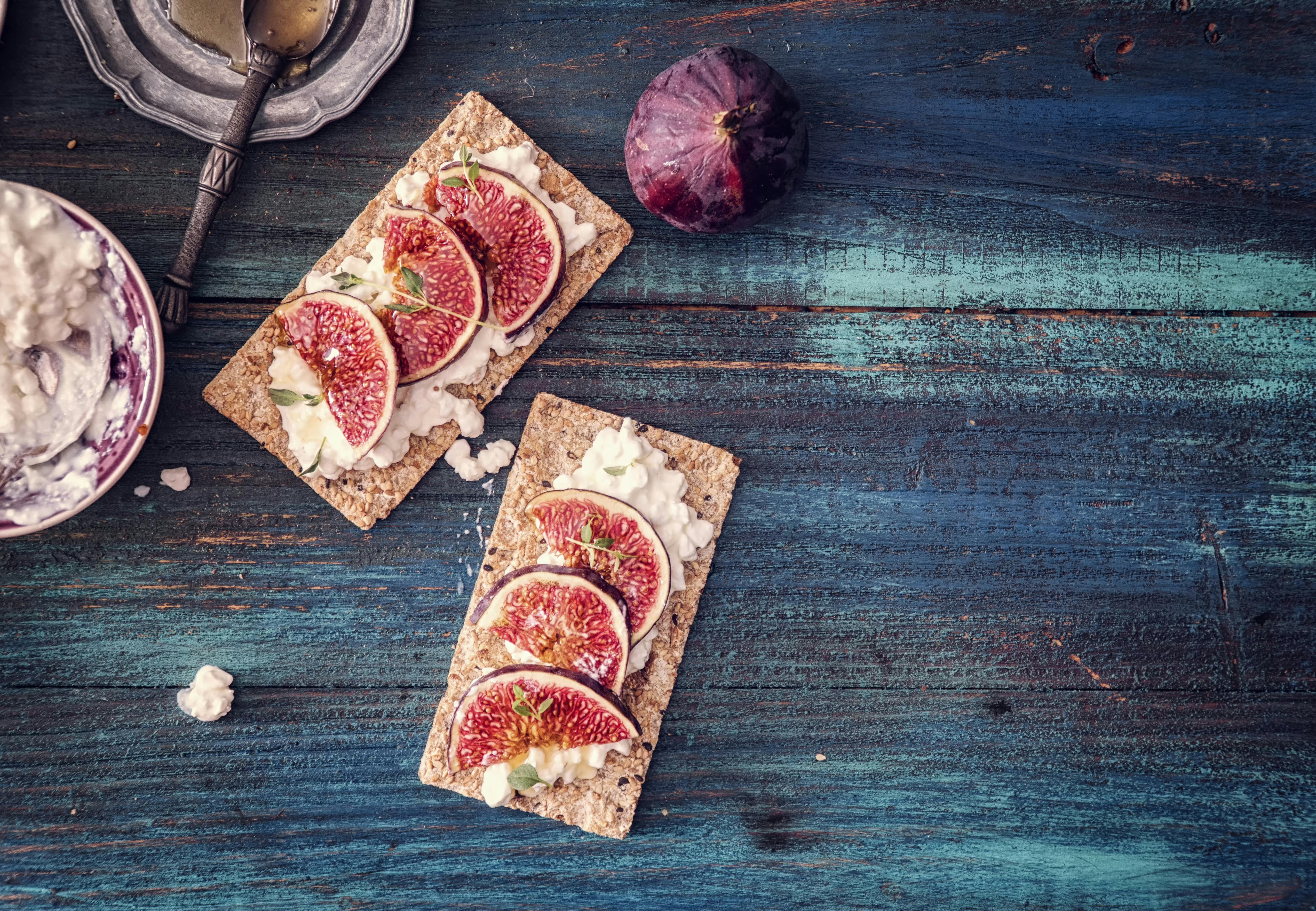 Småsulten? Et sunt mellommåltid - knekkebrød med hytteost og fiken.