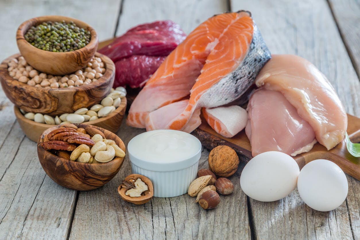 Fisk, fjærkre og egg Fisk, fjærkre, egg og nøtter ligger på bord