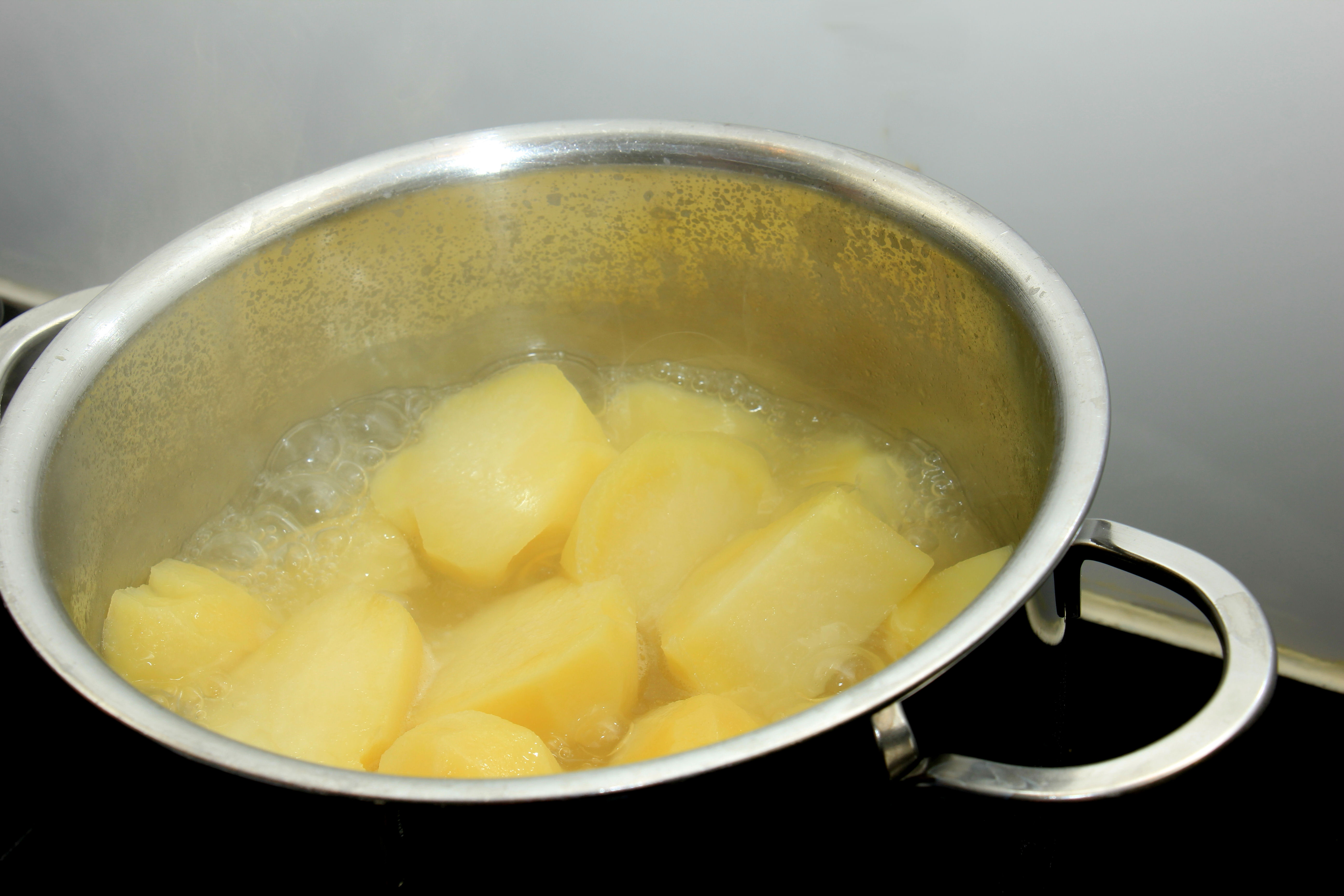 Есть ли вода в картошке. Кипящий картофель. Фритюр кипящий. Картофель кипит в кастрюле. Boiled Potato Cutting.