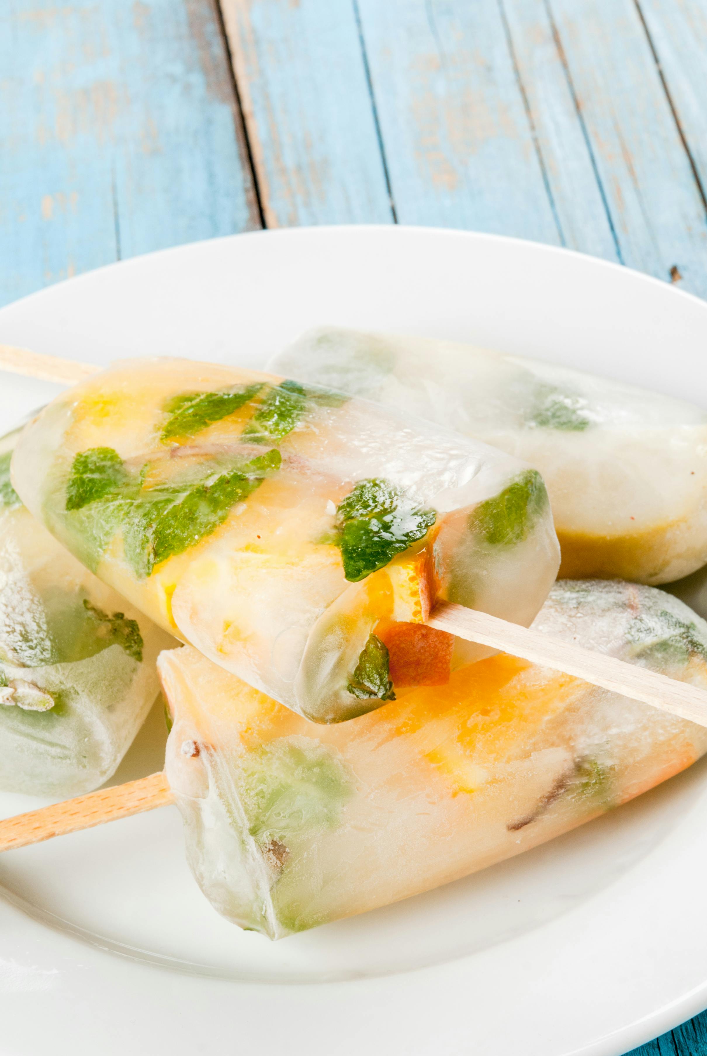 Forfriskende mojito ispinde med mynte og citron
