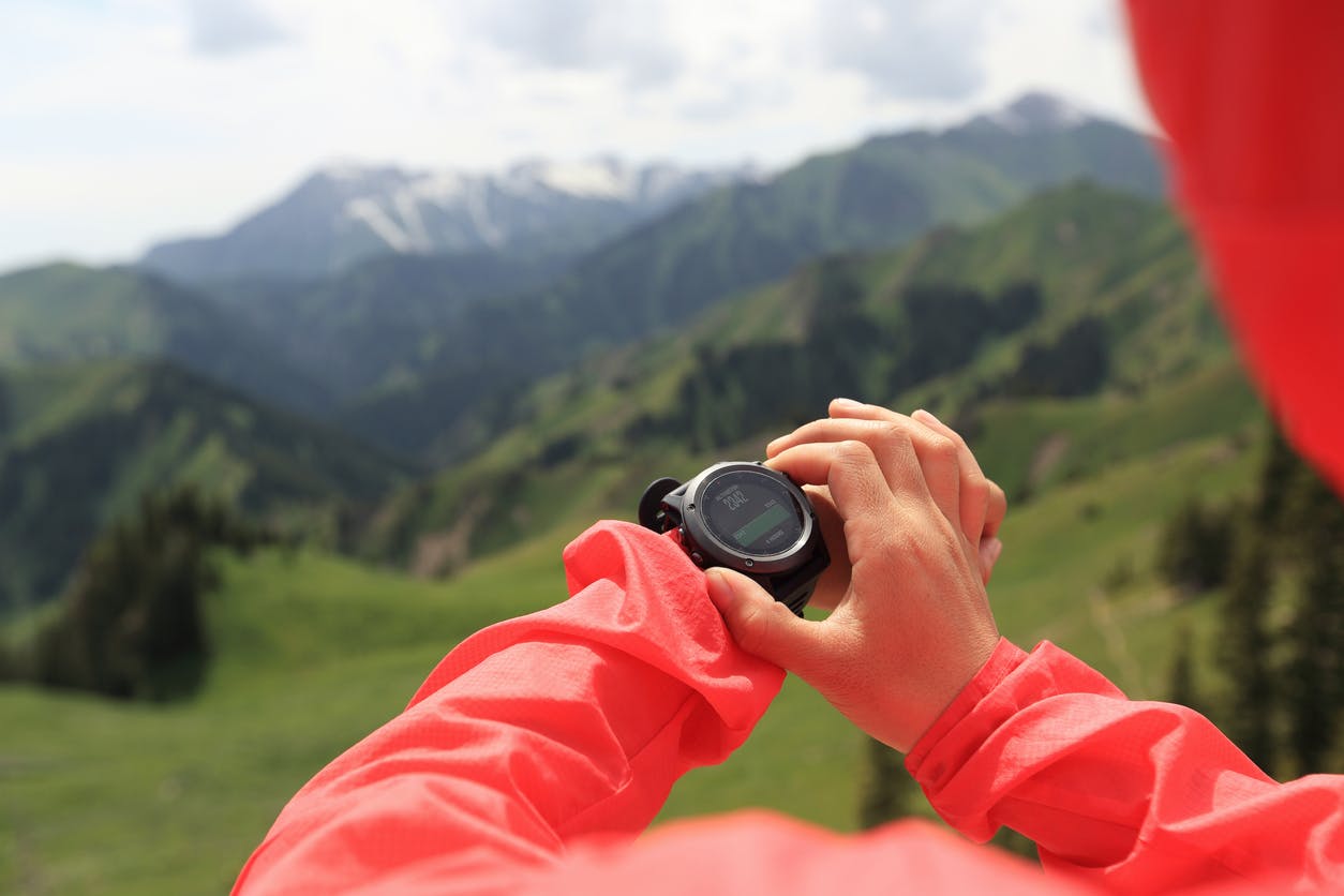 Person med GPS-klocka