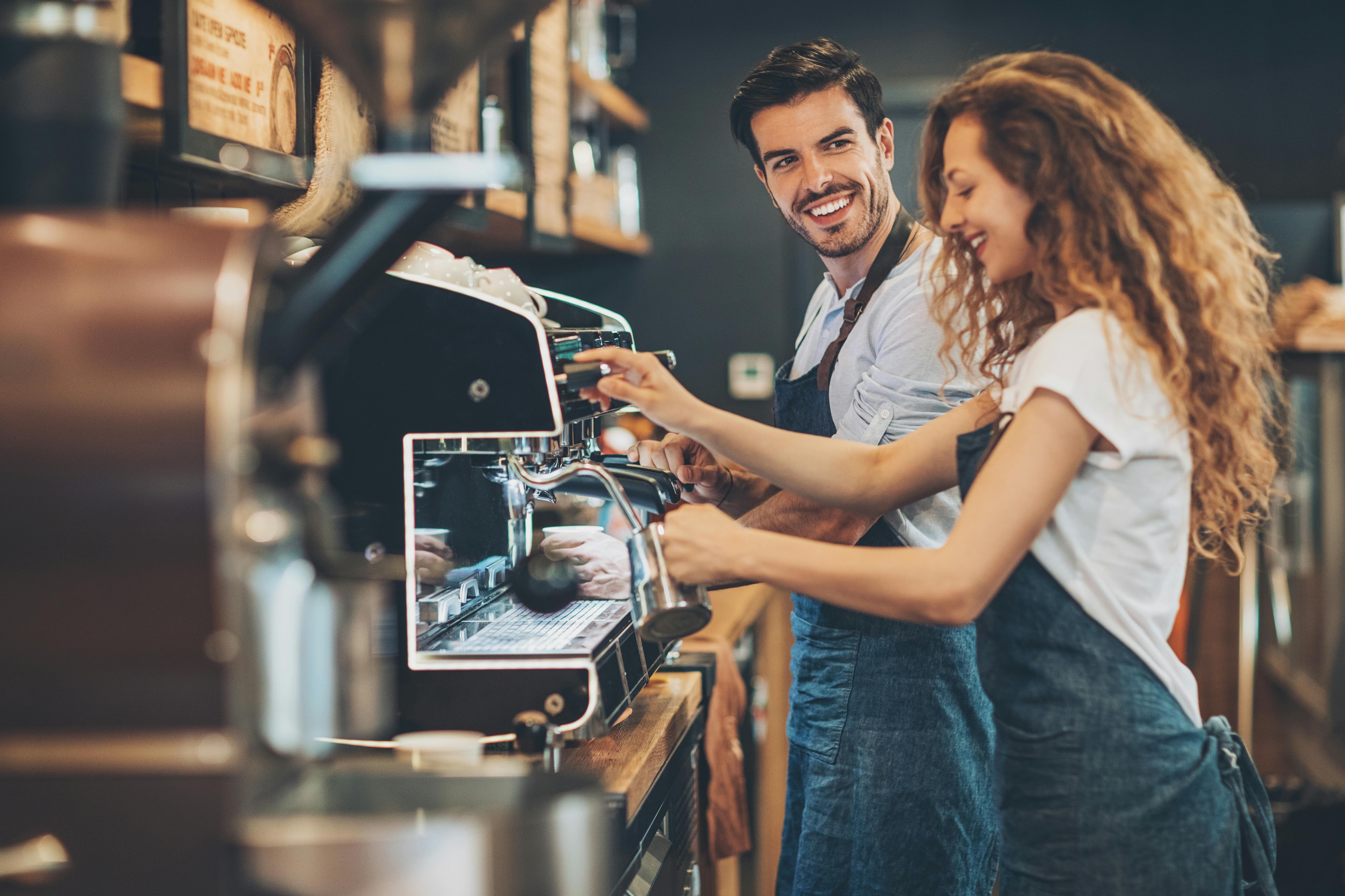 Kvinde og mand i café