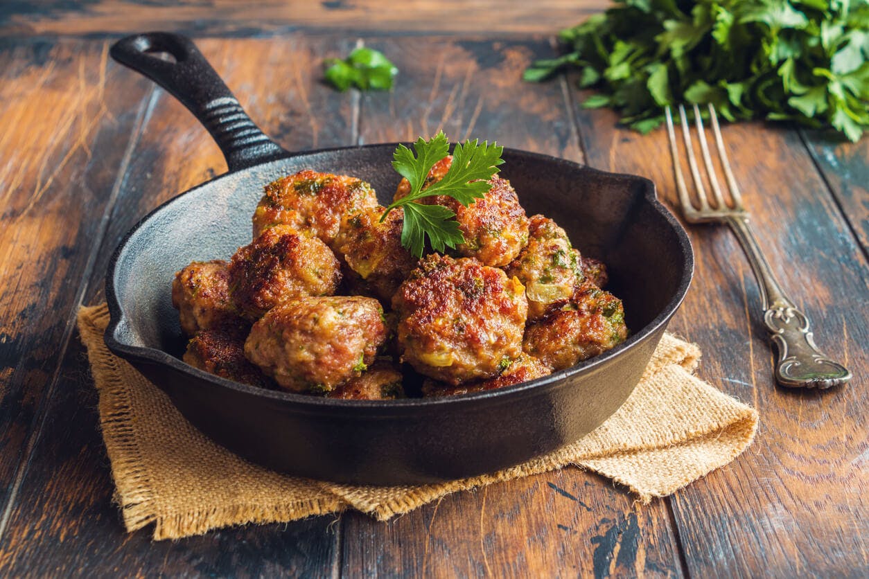 Du kan göra köttbullar av allt! Köttbullar, stekpanna
