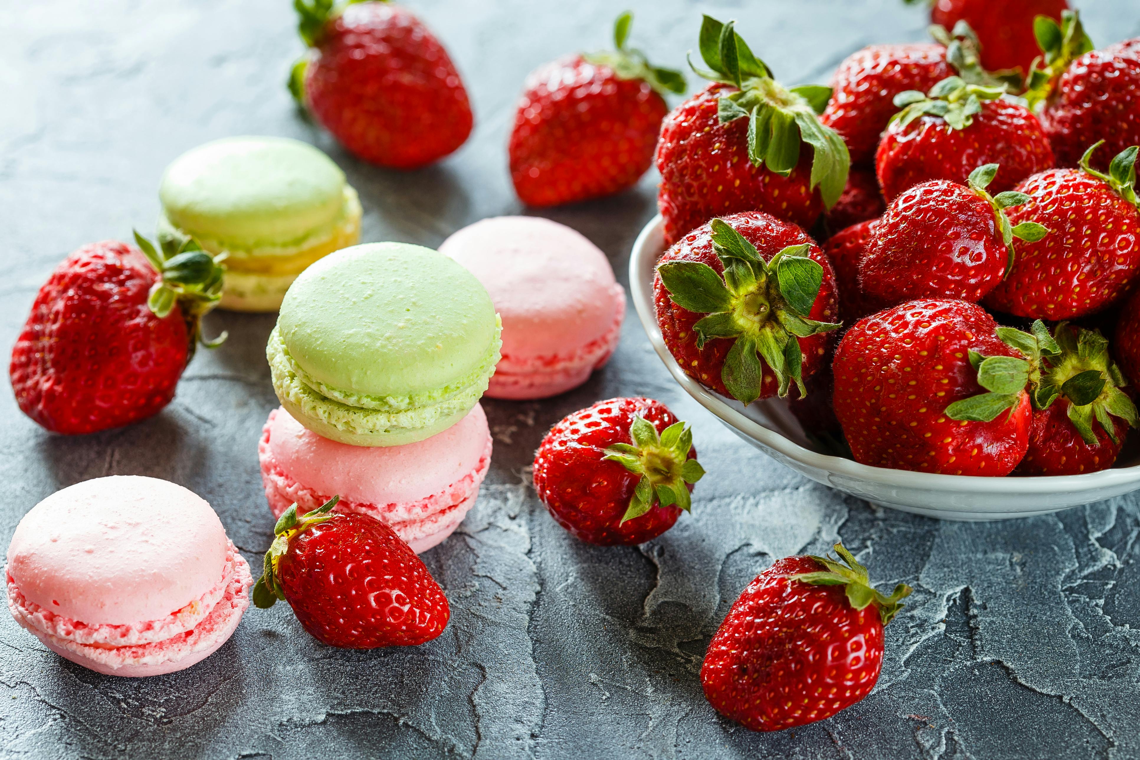 Macaroons og jordbær