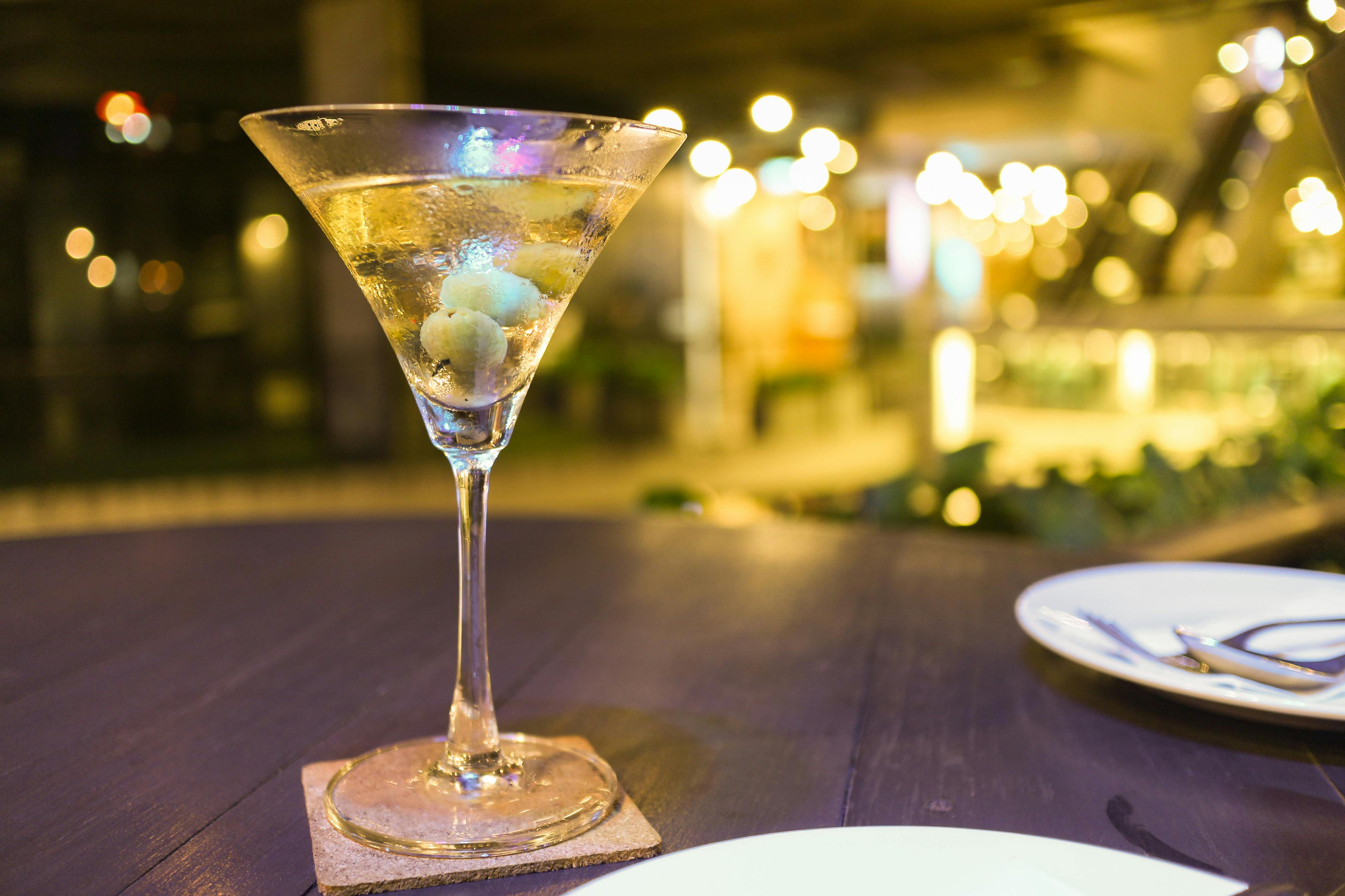 Cocktail står på træbord