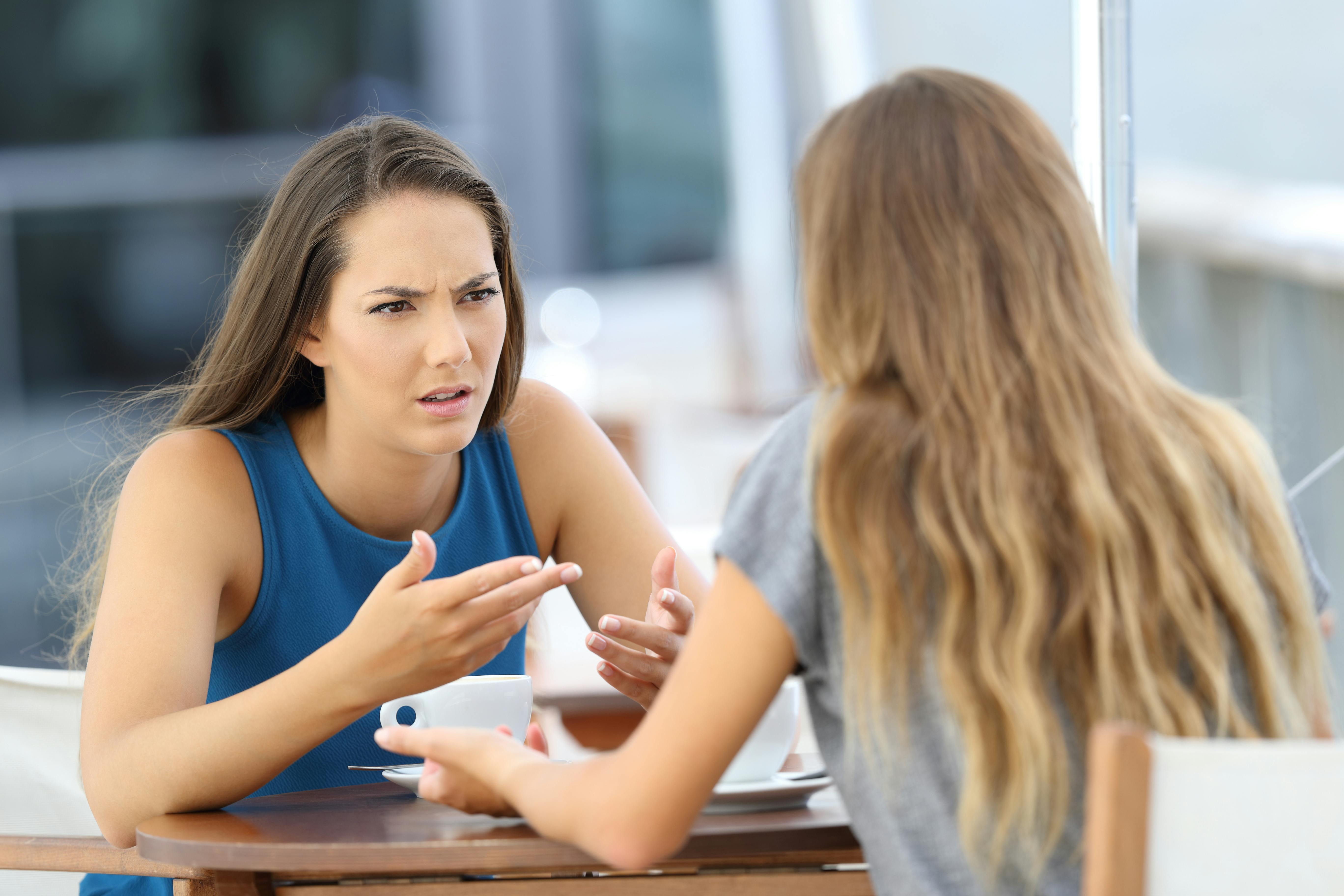 Veninder diskuterer over en kop kaffe