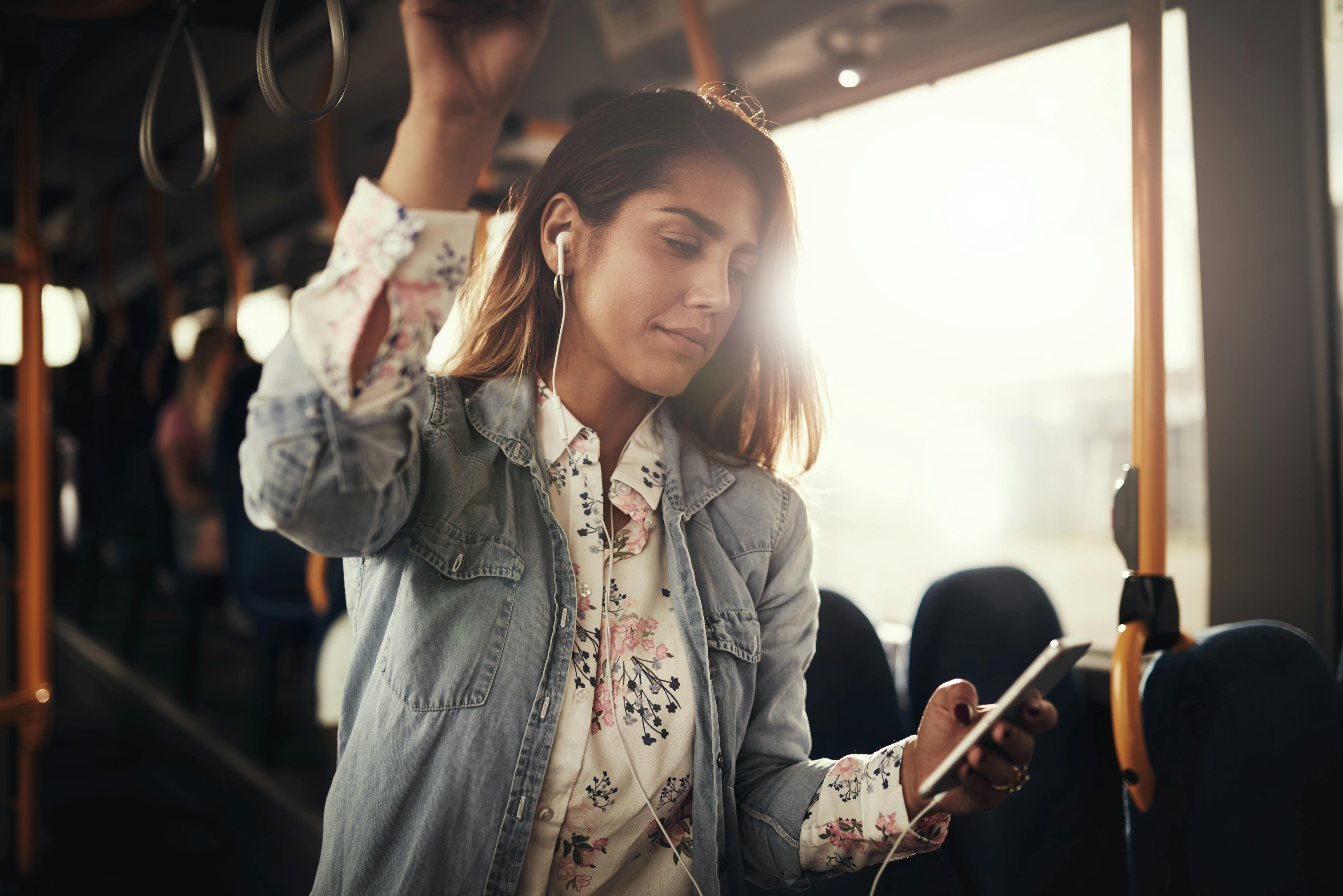 Kvinde kigger på sin telefon