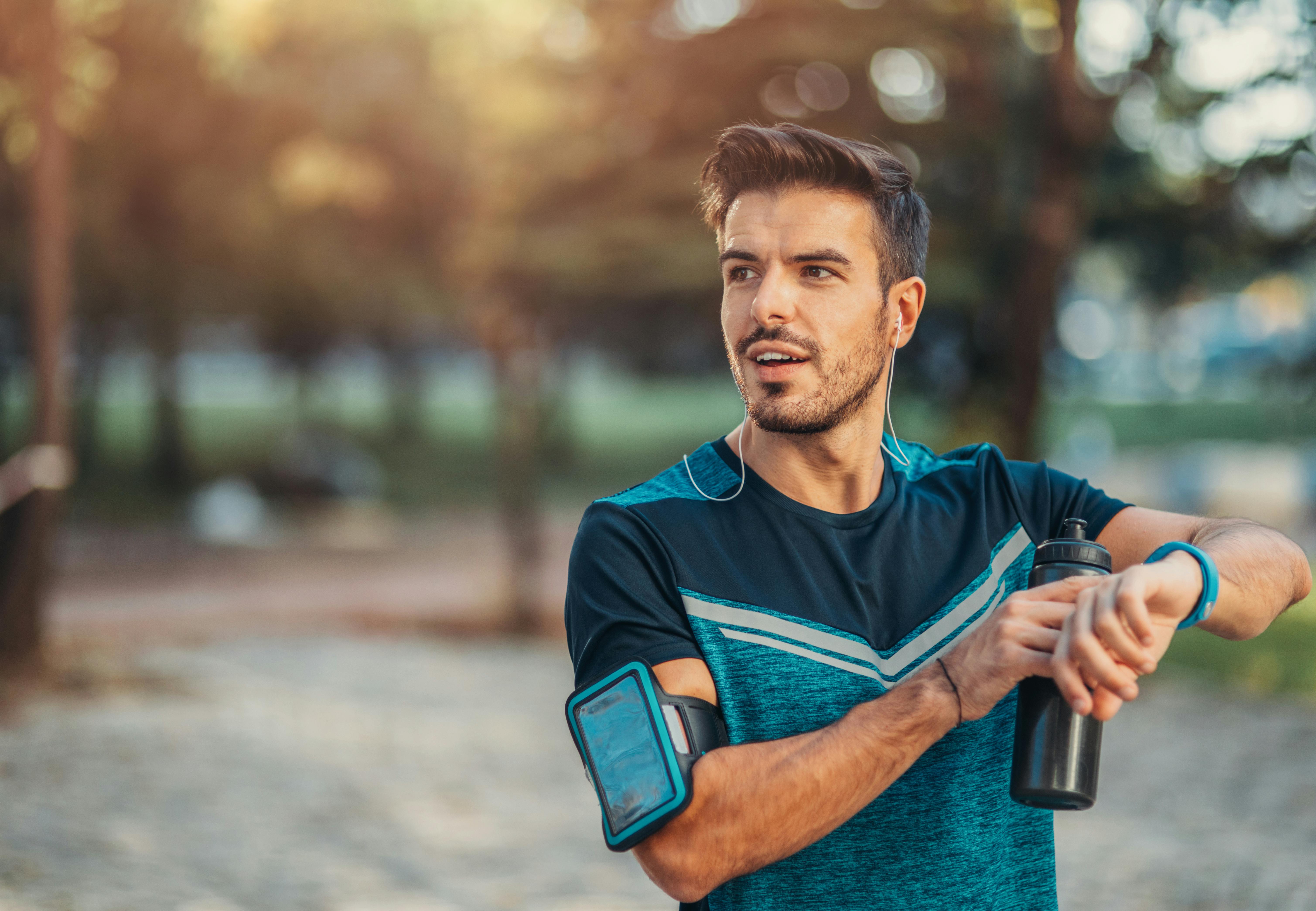 Mand der tjekker sit GPS-ur