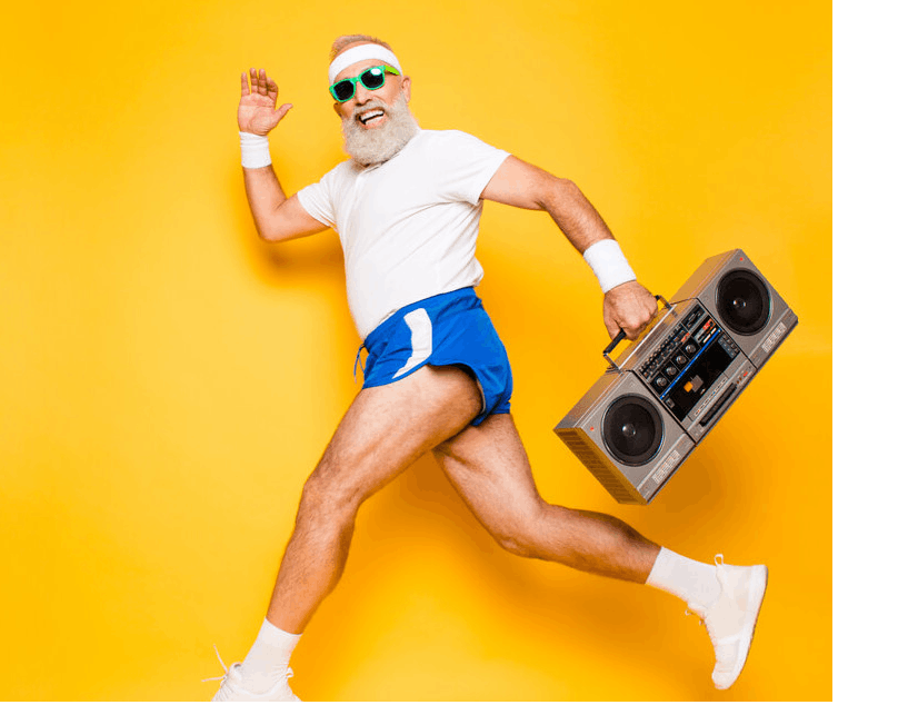 Galen i att springa. glad senior man springa med ghetto blaster