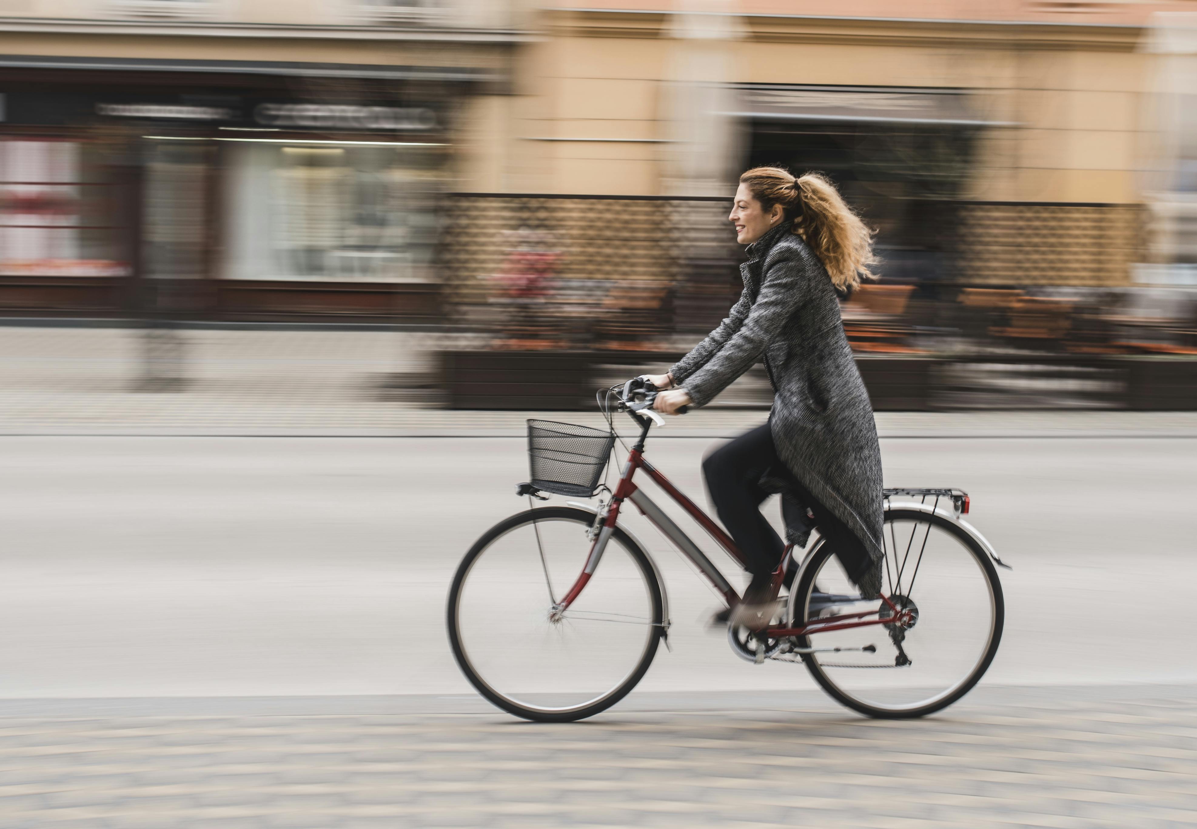 Snup cyklen på arbejde – Kvinde cykler til arbejde