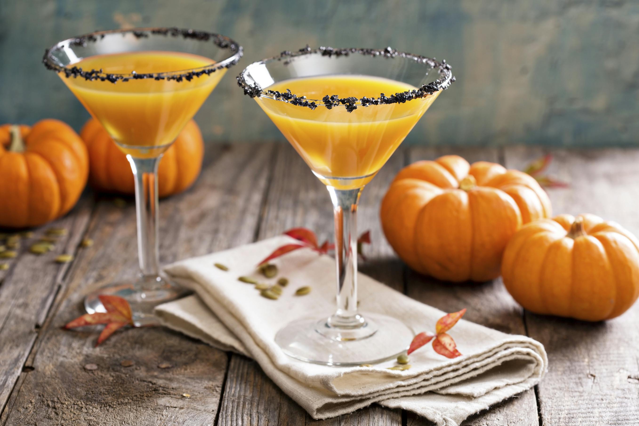 Servér en pumpkintini cocktail Servér en pumpkintini cocktail