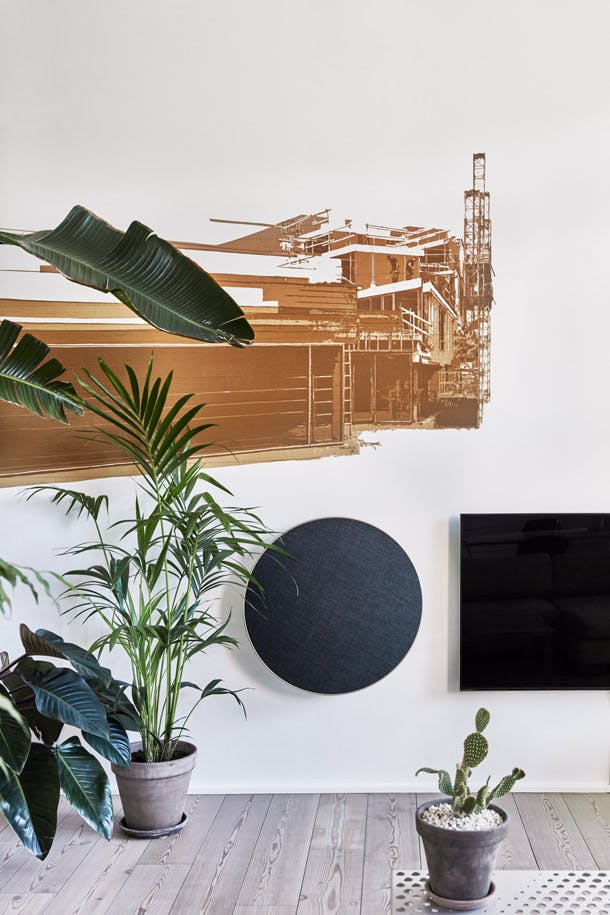 Het kunstwerk aan de muur heeft Jakob gemaakt van bruine tape. Het stelt de VM Houses voor in de Kopenhaagse wijk Ørestad, door hem ontworpen. Het kunstwerk aan de muur heeft Jakob gemaakt van bruine tape. Het stelt de VM Houses voor in de Kopenhaagse wijk Ørestad, door hem ontworpen.