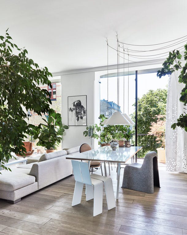 De tafel maakte Jakob zelf van een plaat multiplex. De stoelen zijn o.a. van Hay, Paustian en Fritz Hansen. De tafel maakte Jakob zelf van een plaat multiplex. De stoelen zijn o.a. van Hay, Paustian en Fritz Hansen.
