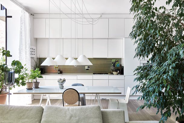 De keuken is licht en simpel. Visueel geeft het nog meer ruimte aan de grote planten. De keuken is licht en simpel. Visueel geeft het nog meer ruimte aan de grote planten.