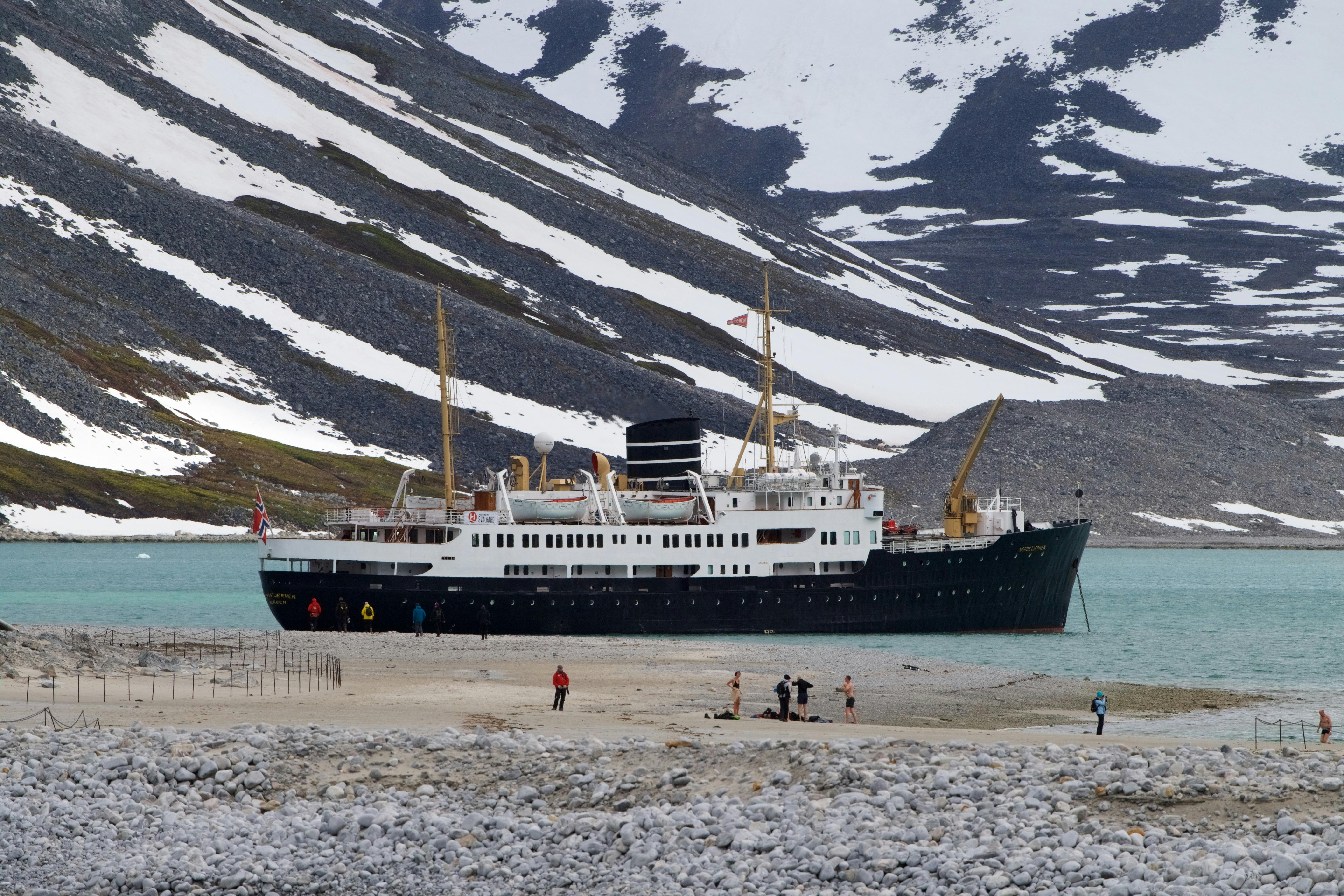 CA. 6 GRADER I SJØEN: Svalbard