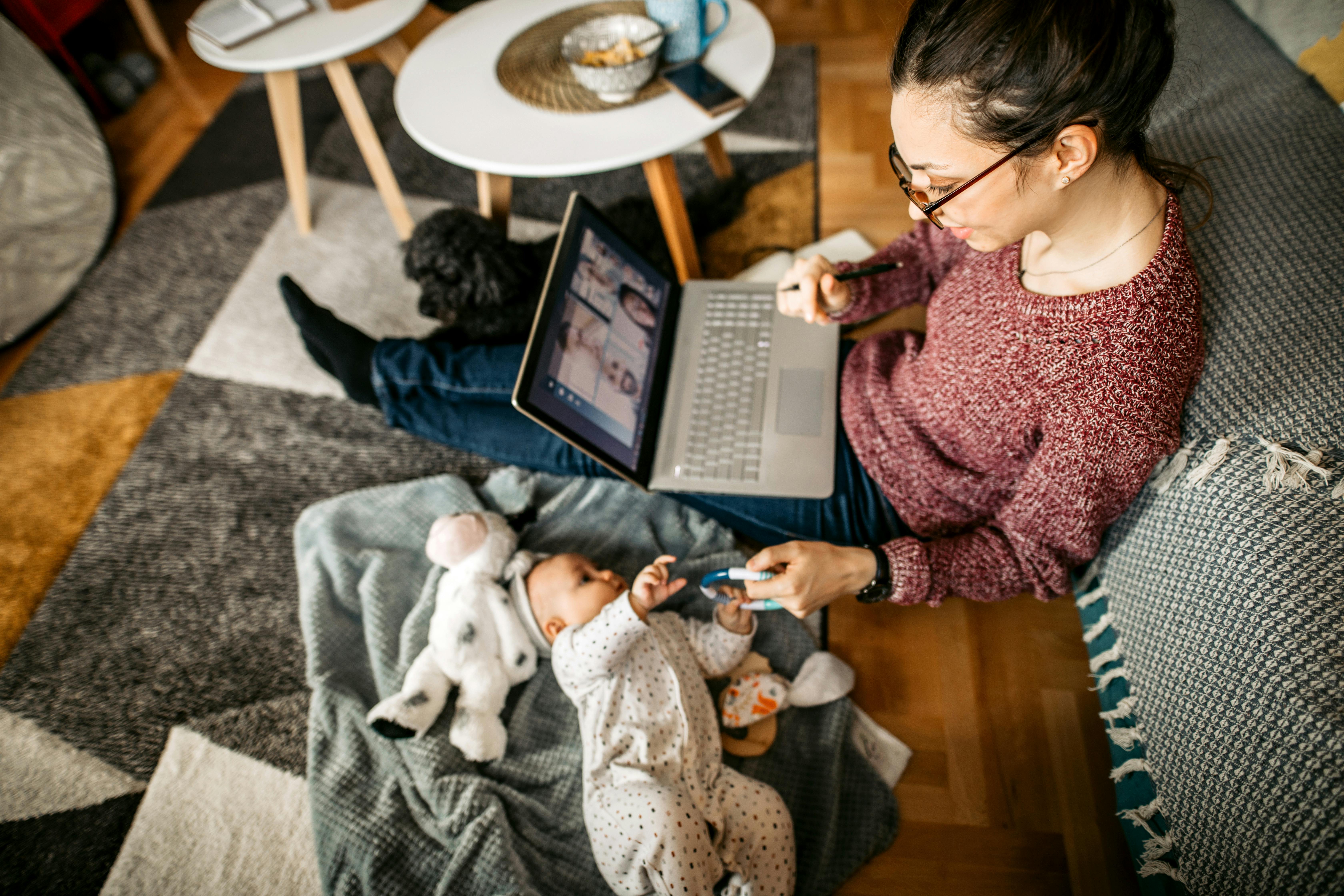 Har du selv været i tvivl om dit arbejdsliv efter barsel? Kvinde på job med baby