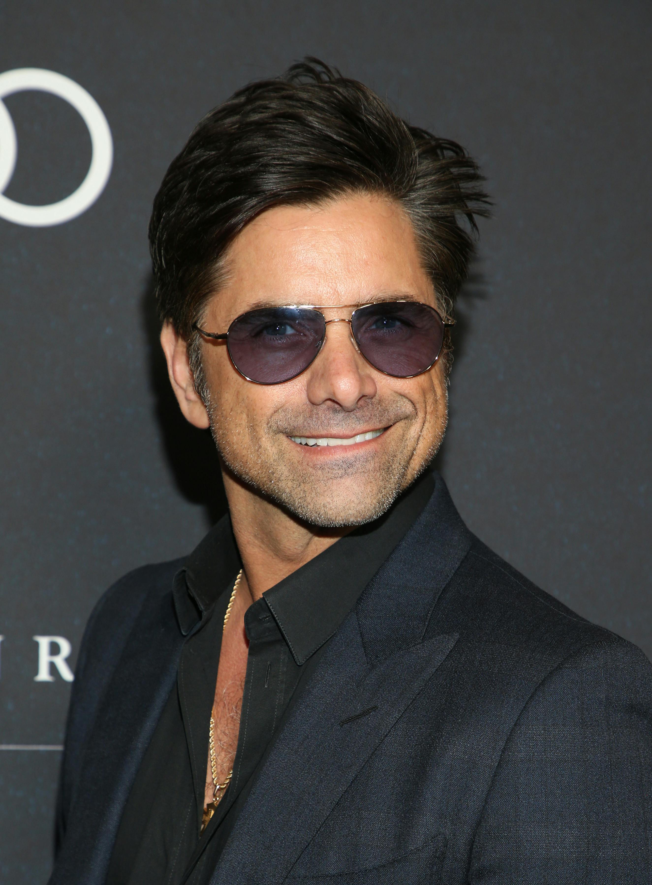 John Stamos, som spiller Dr. Nicky i YOU. John Stamos (Dr. Nicky) i YOU