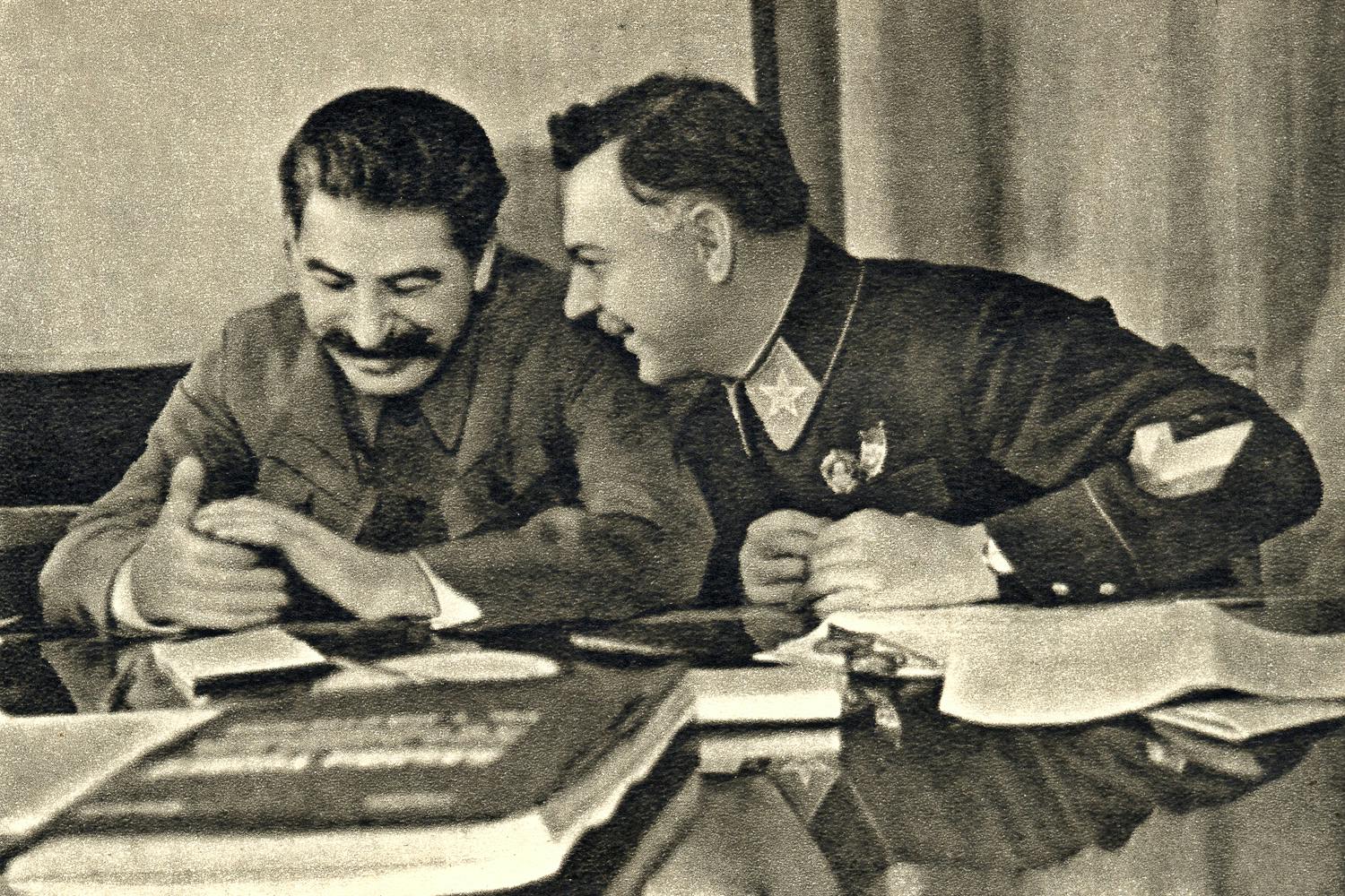 Stalin och Vorosjilov i gemytligt samkväm 1935.